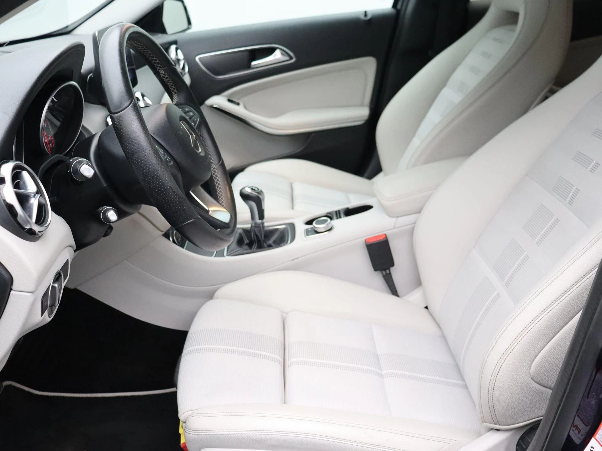 Mercedes-Benz GLA 200 d Business Solution + LED + AUTO AIRCO + CAMERA +