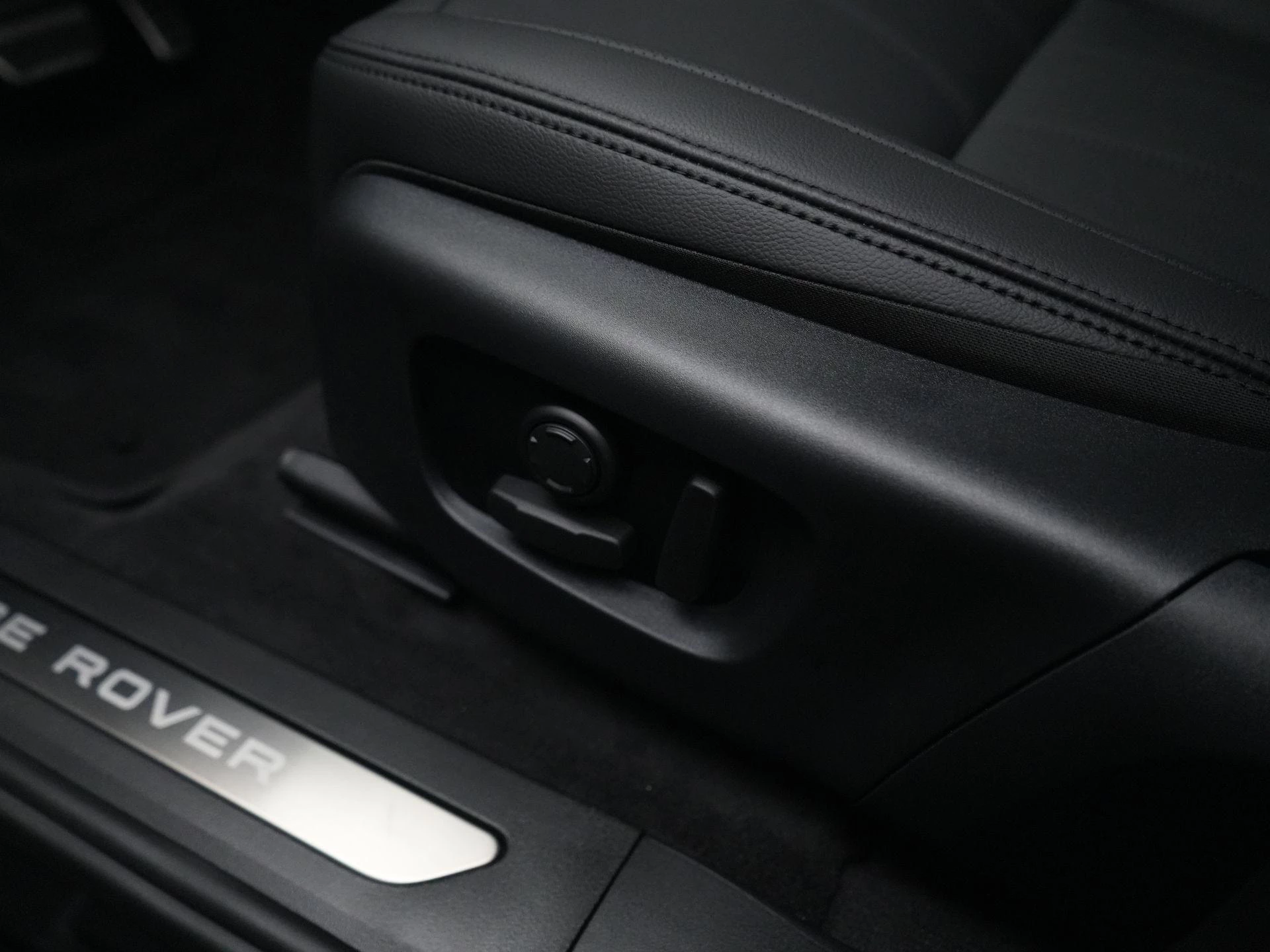 Land Rover-Range Rover Evoque-image-36