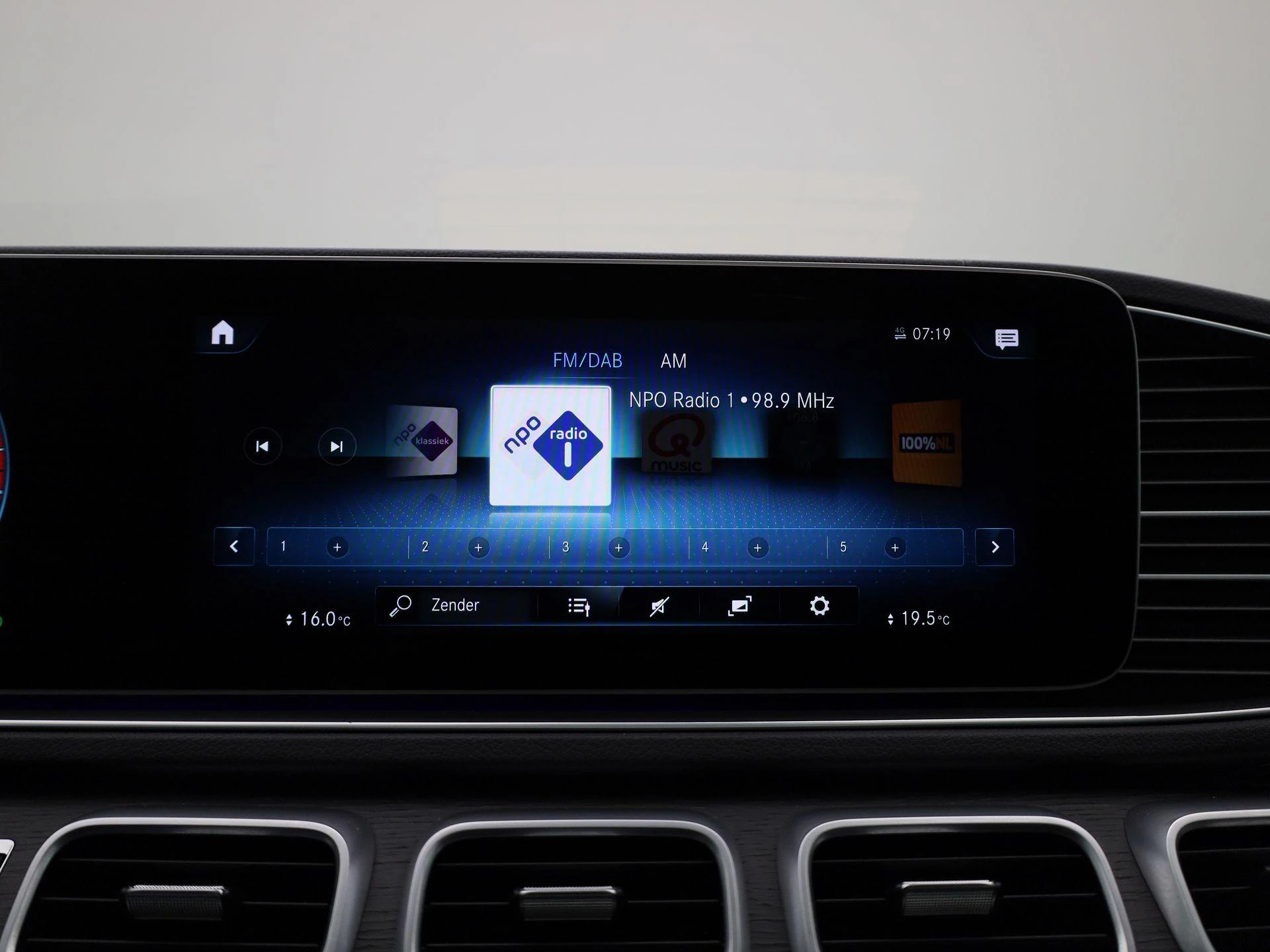 Mercedes-Benz-GLE-image-23