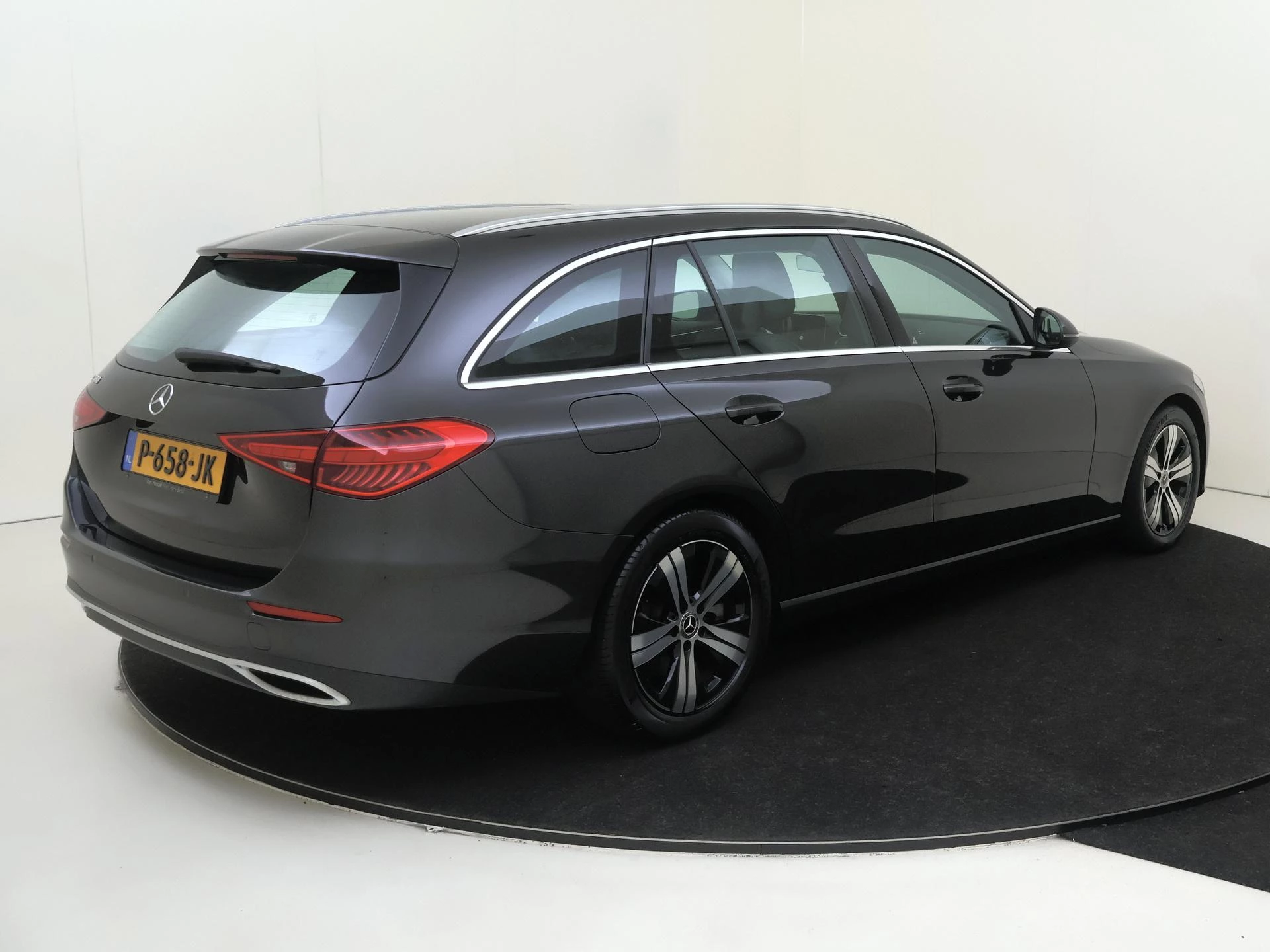 Mercedes-Benz-C-Klasse-image-3