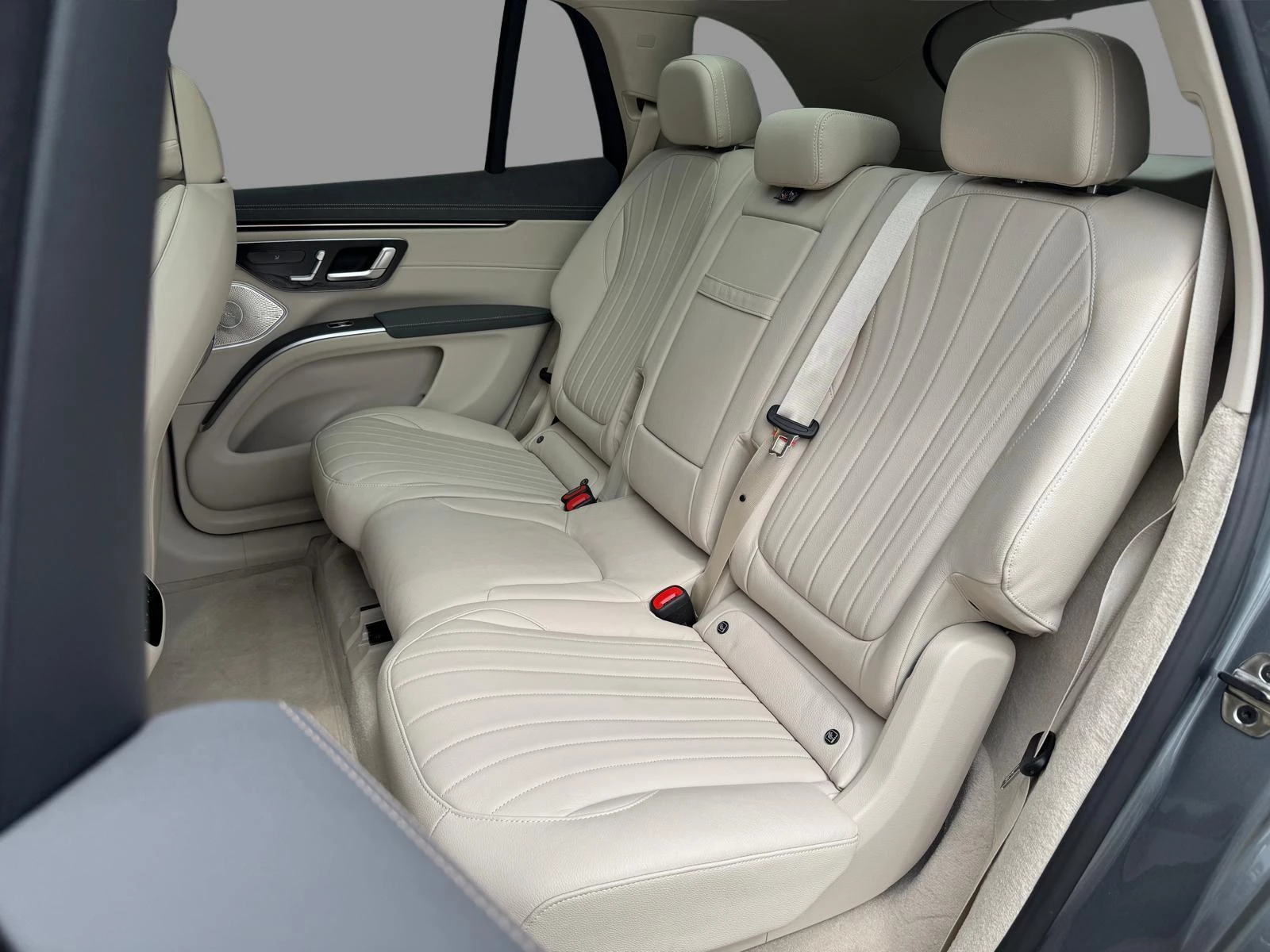 Mercedes-Benz-EQS-image-11