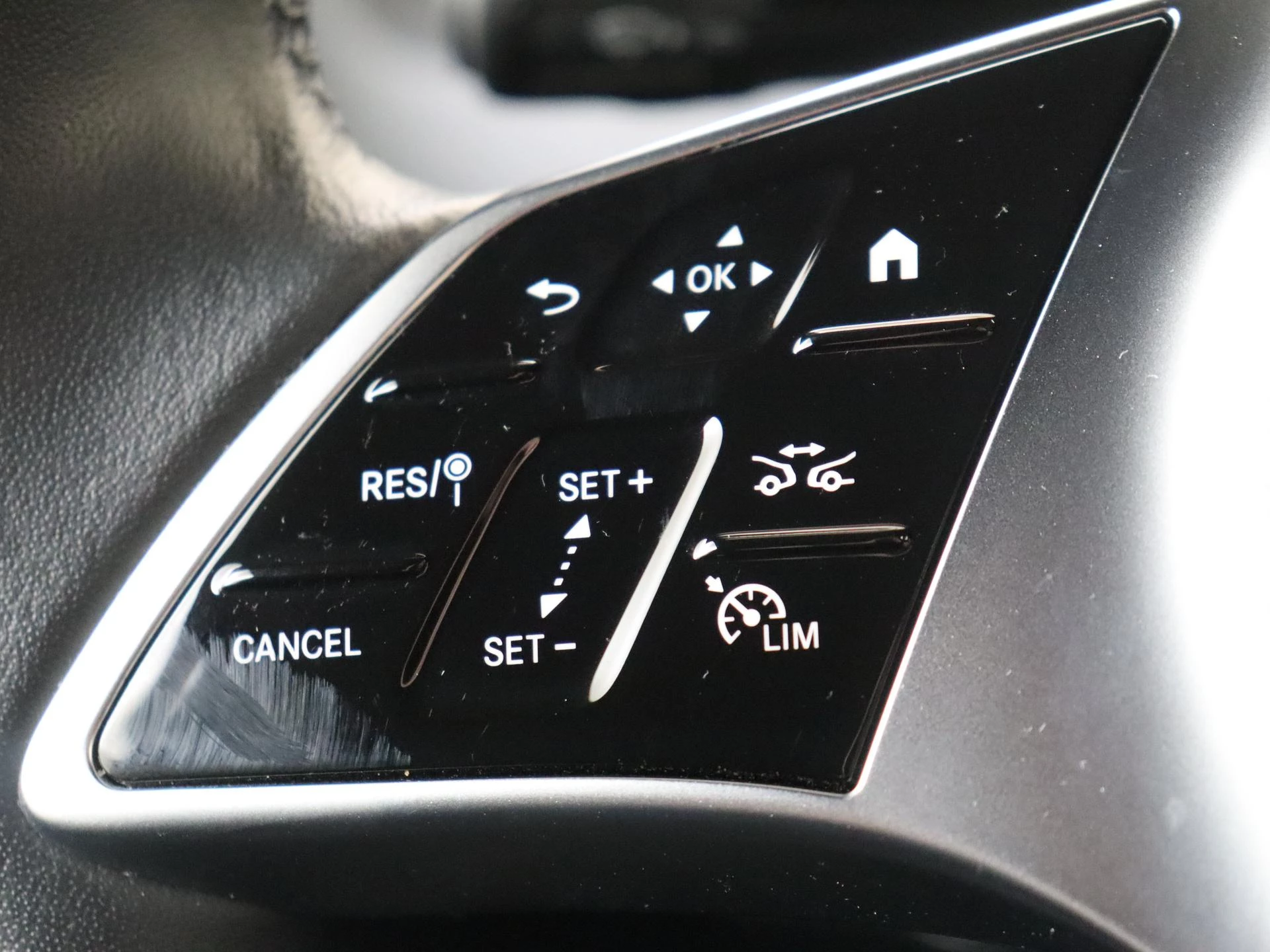 Mercedes-Benz-GLB-image-15