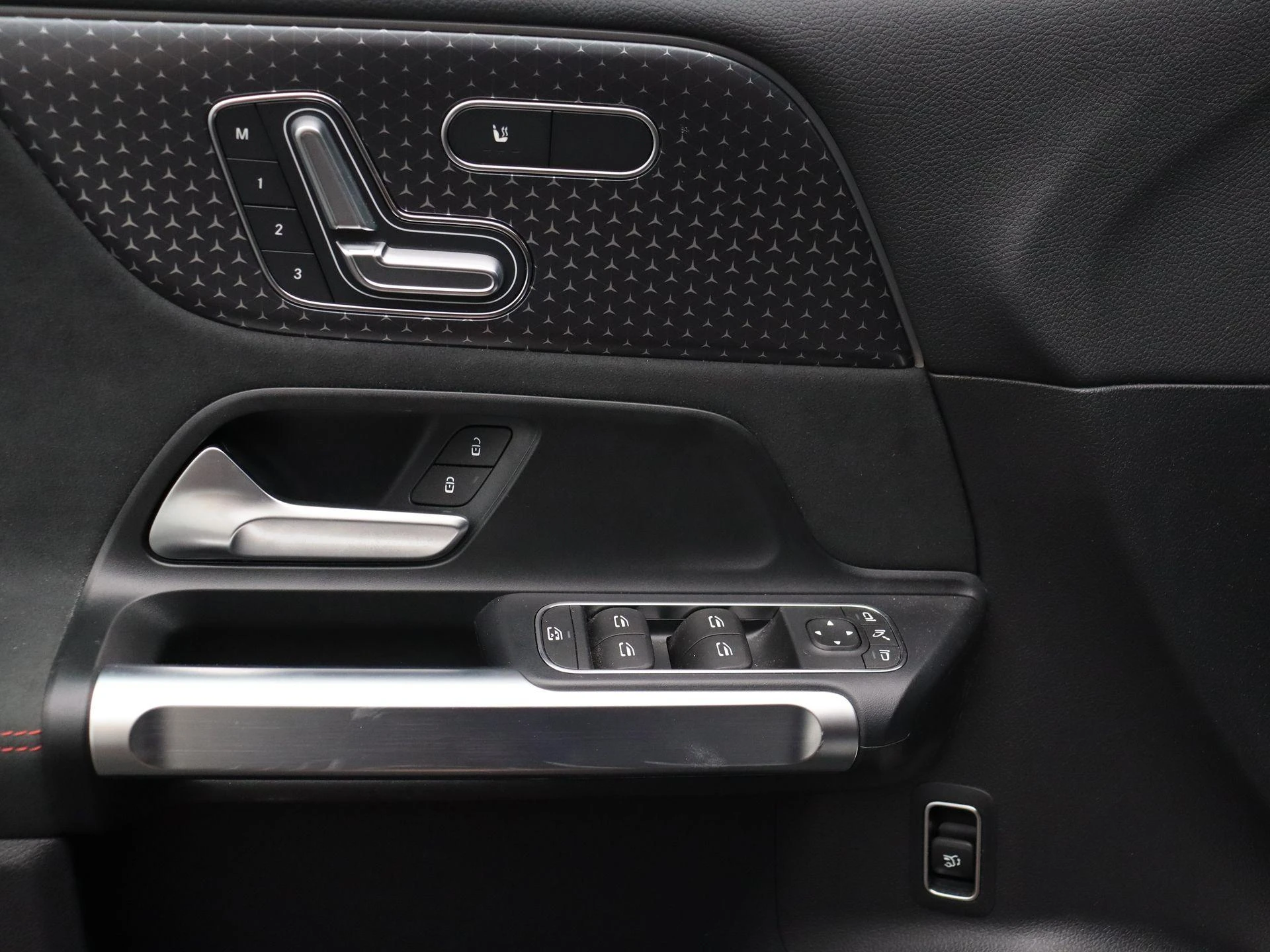 Mercedes-Benz EQB 250+ AMG LINE + HEAD UP + BURMESTER + CARPLAY +