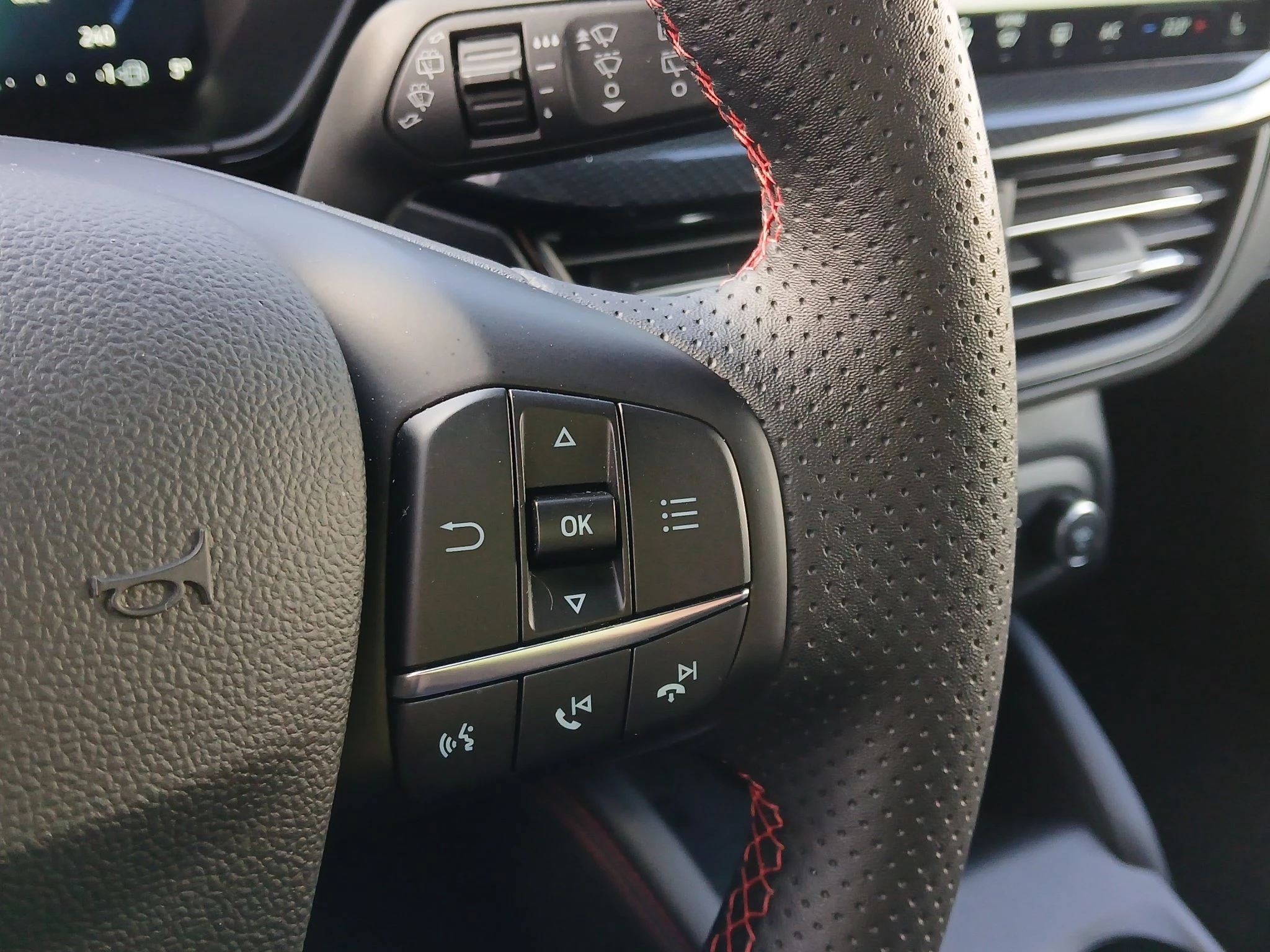 Ford Focus ST-Line X Turnier Aut.*AHK*ACC*HUD*KAM*NAVI*WINTER-PKT.