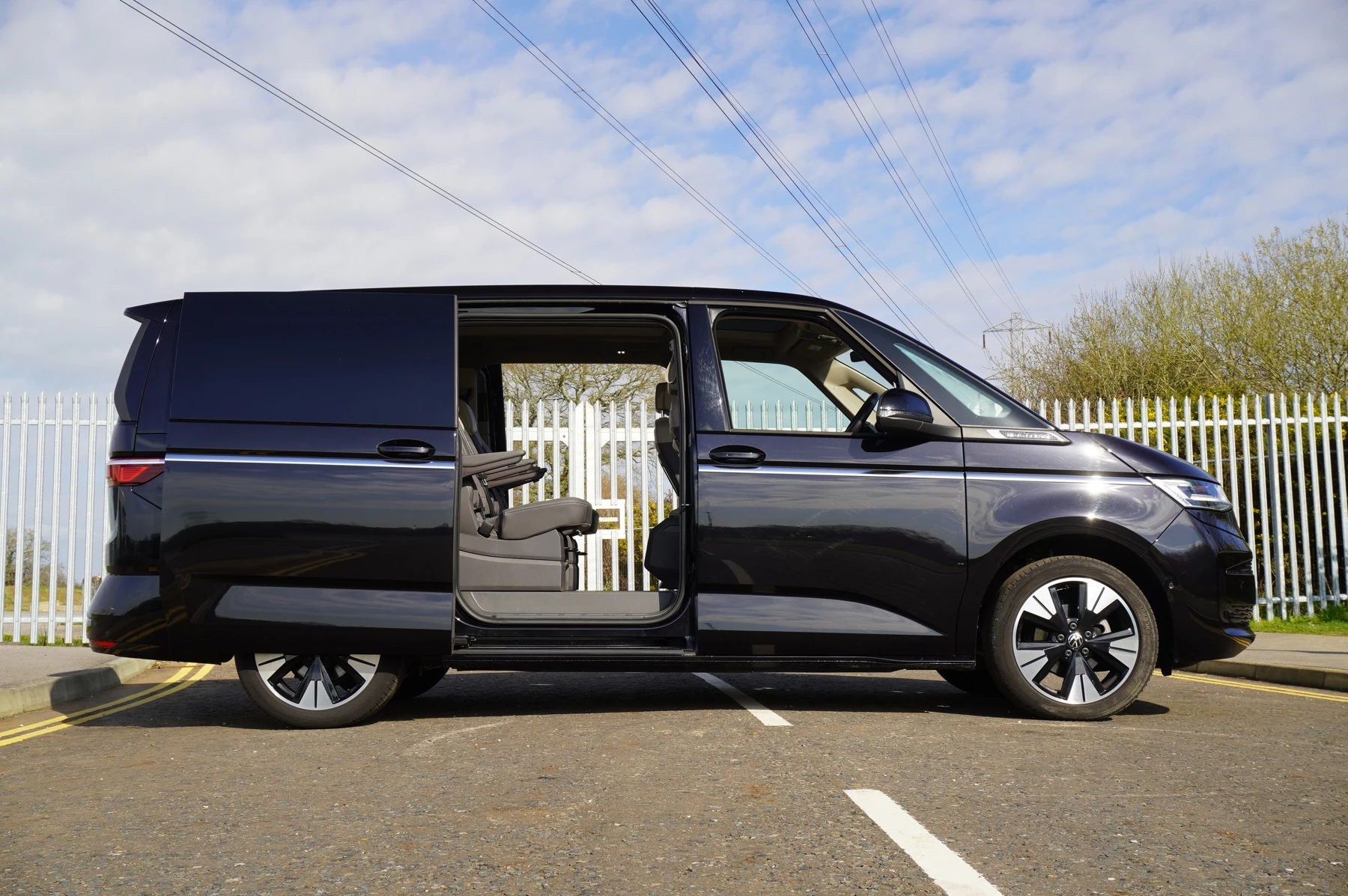 Volkswagen-Multivan-image-23