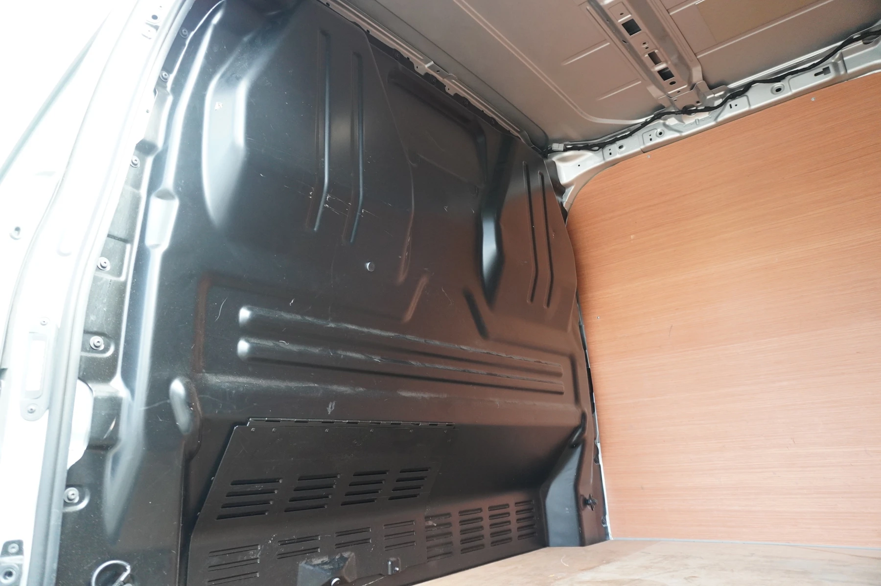 Volkswagen-Transporter-image-10