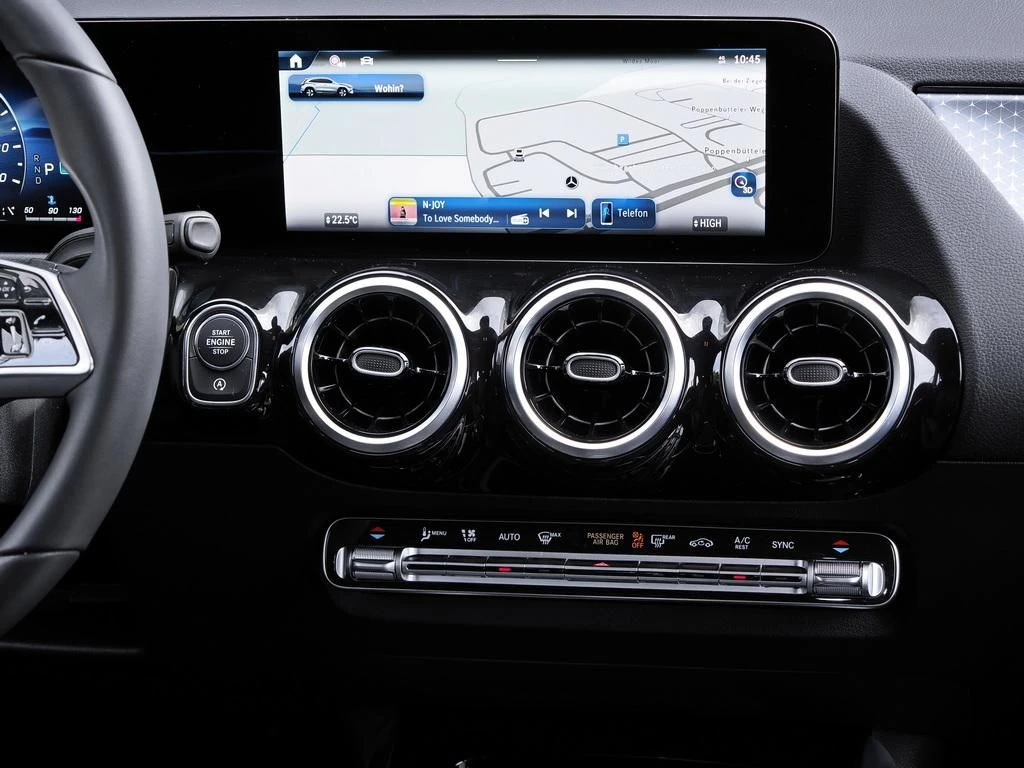 Mercedes-Benz-GLA 200 d-image-10