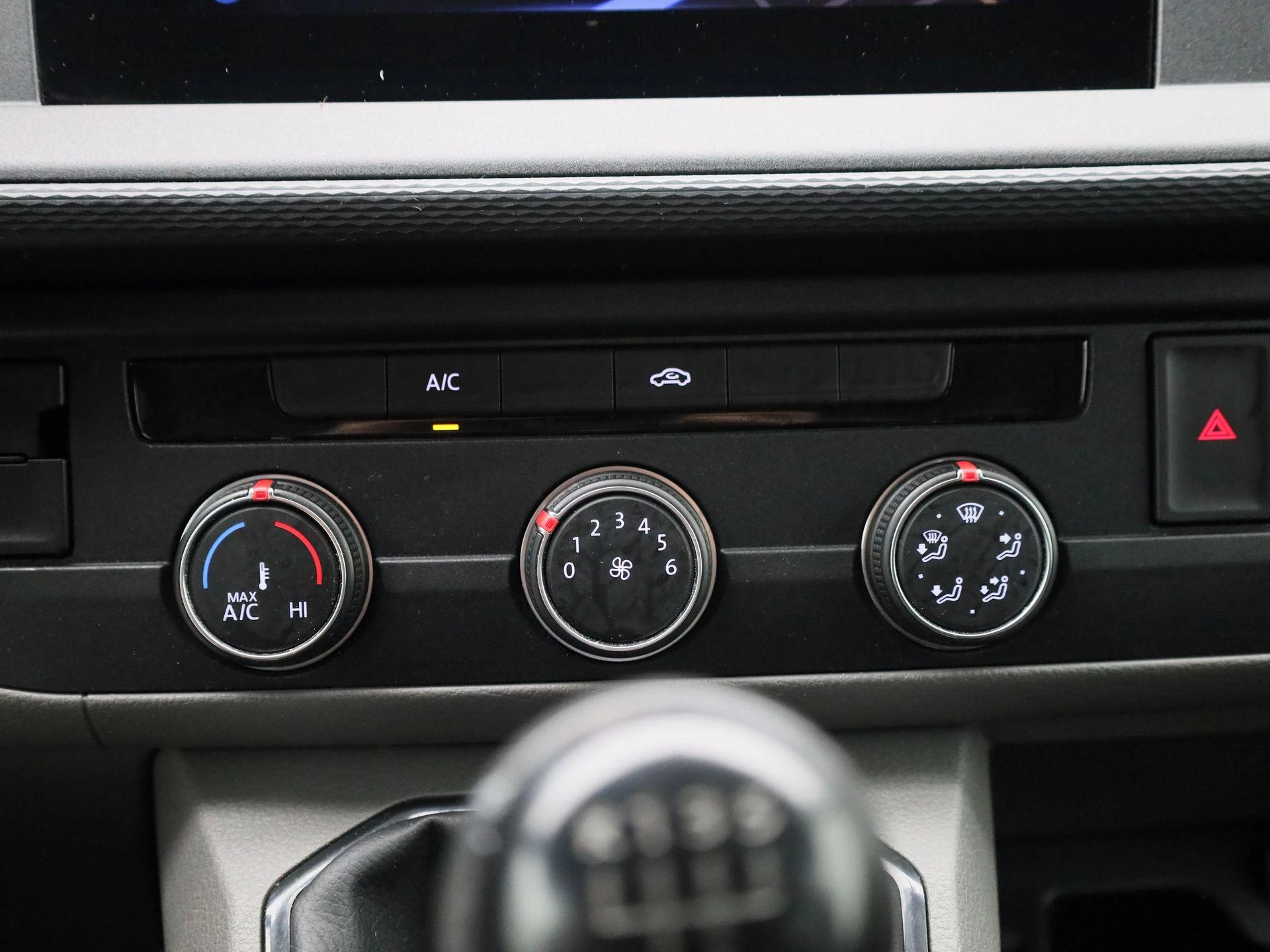 Volkswagen-Transporter-image-18