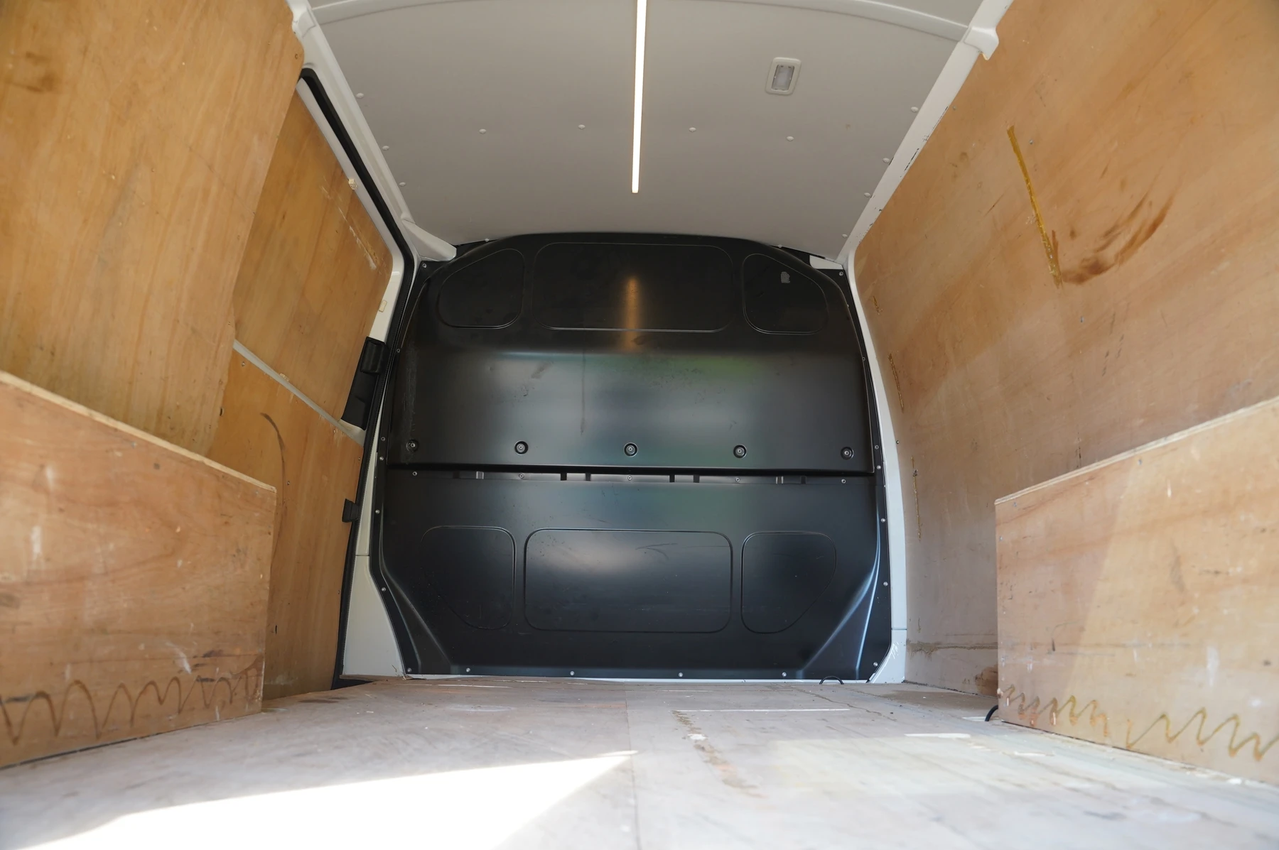 Volkswagen-Transporter-image-9