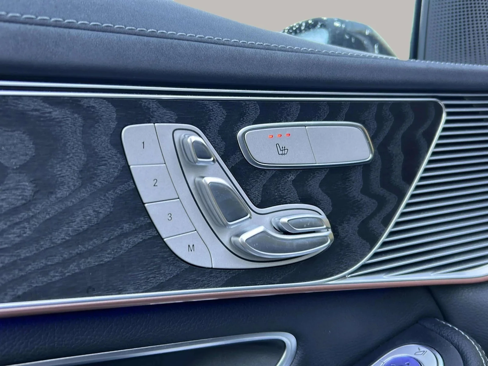 Mercedes-Benz-EQC-image-11