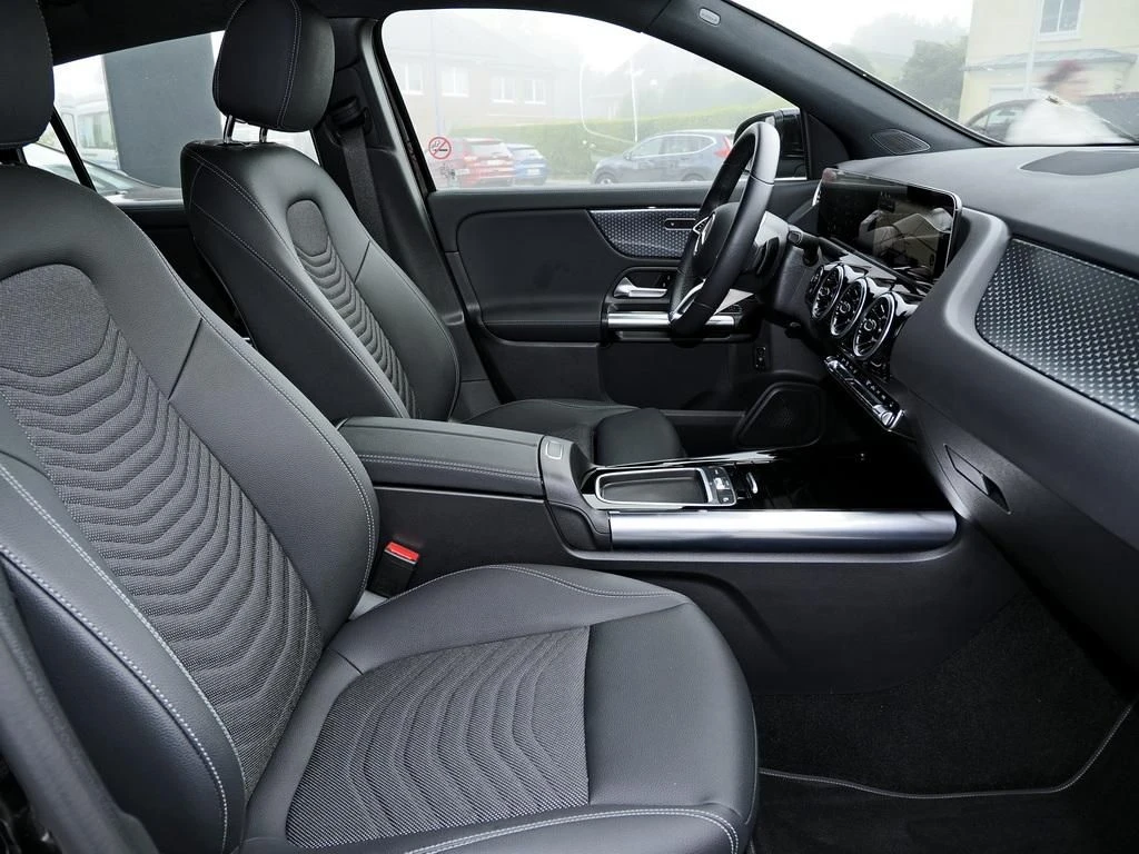 Mercedes-Benz-GLA 200-image-12