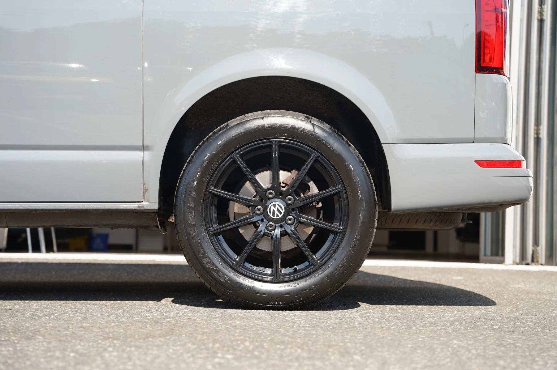 Volkswagen-Transporter-image-28