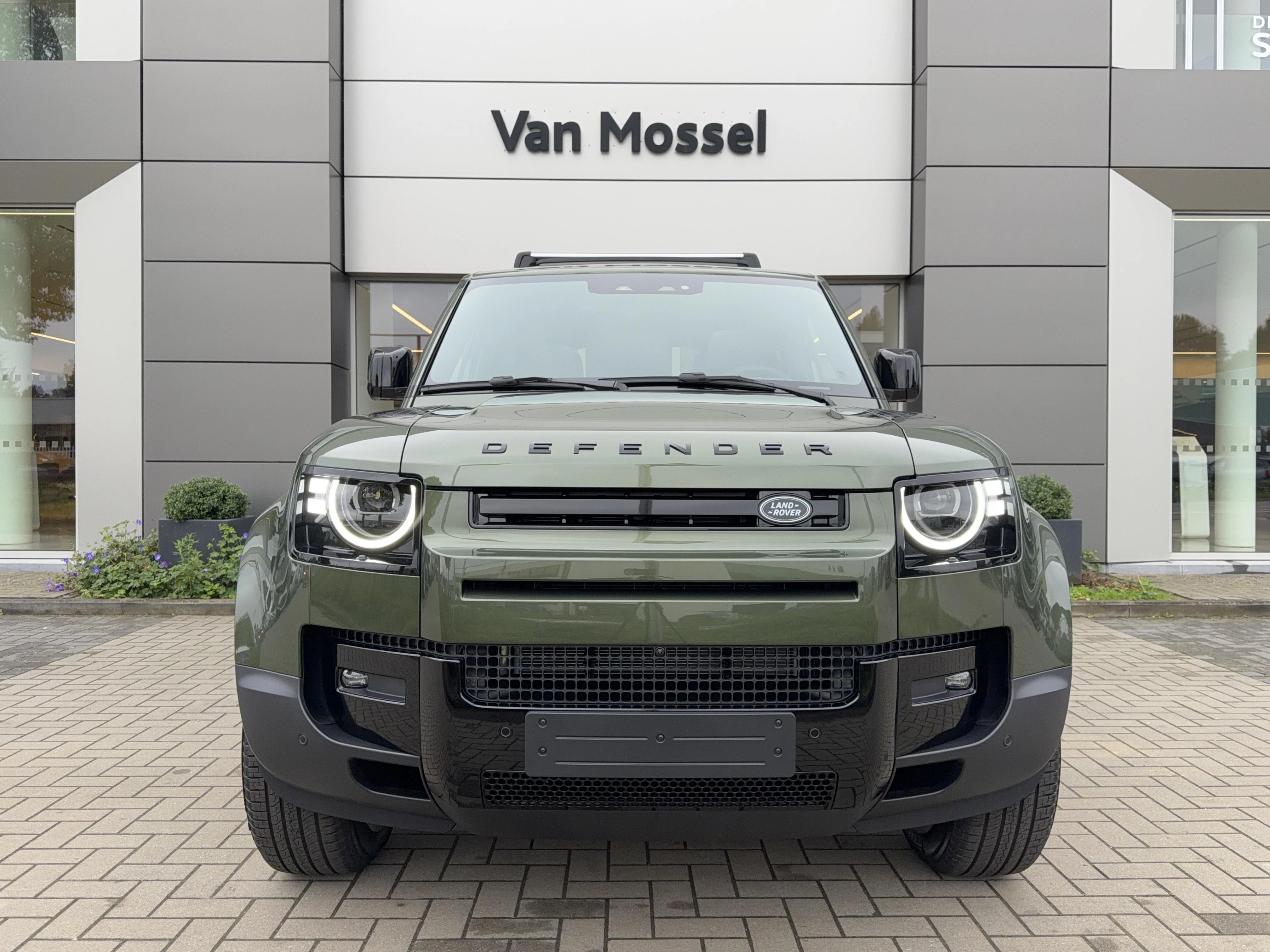 Land Rover-Defender-image-1