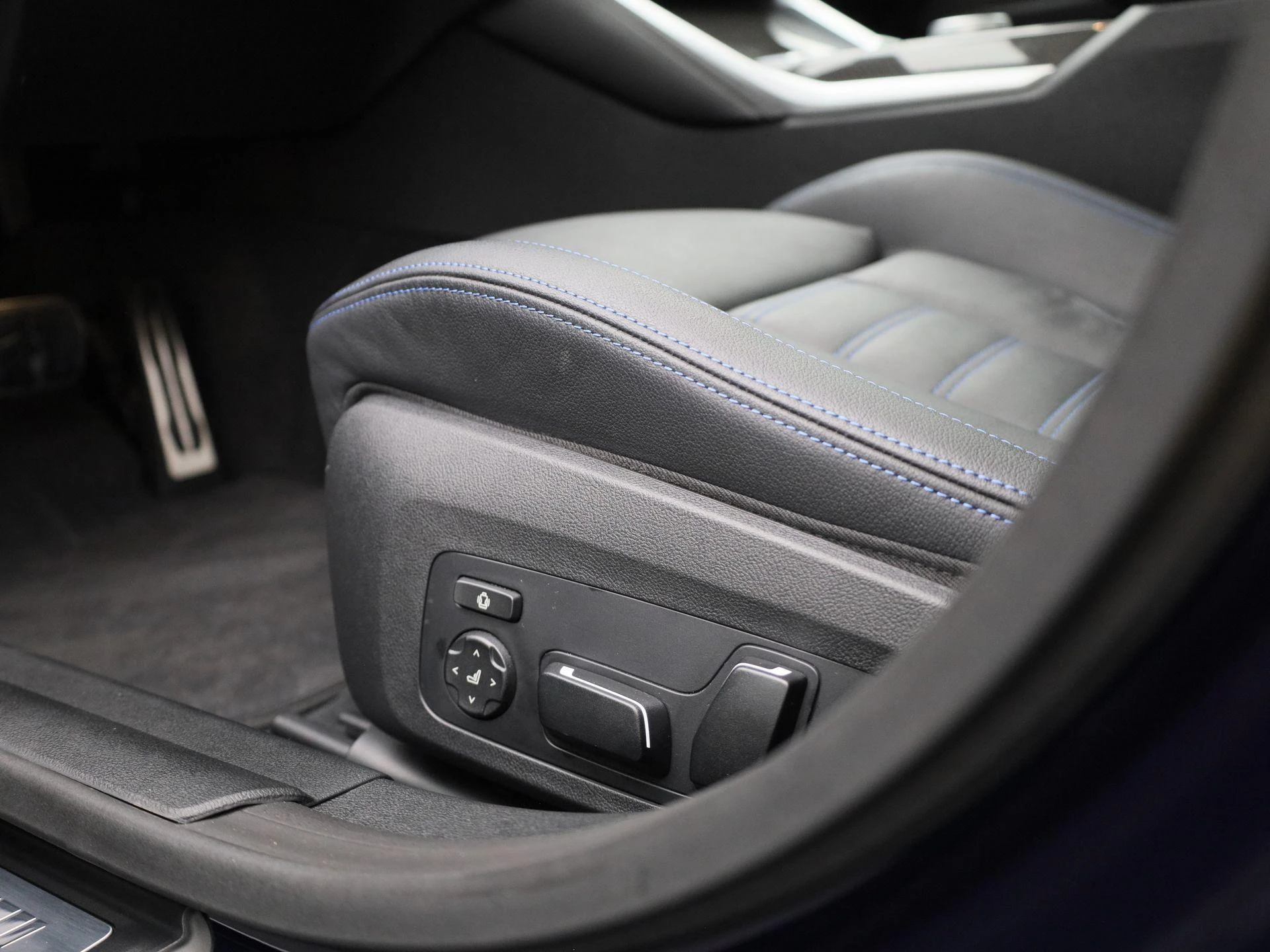 BMW-i4-image-42