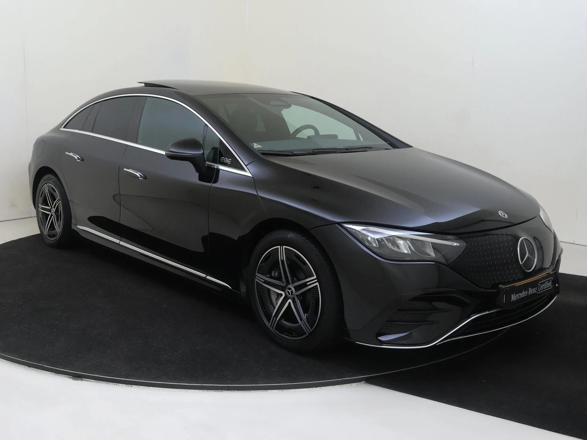 Mercedes-Benz-EQE-image-1