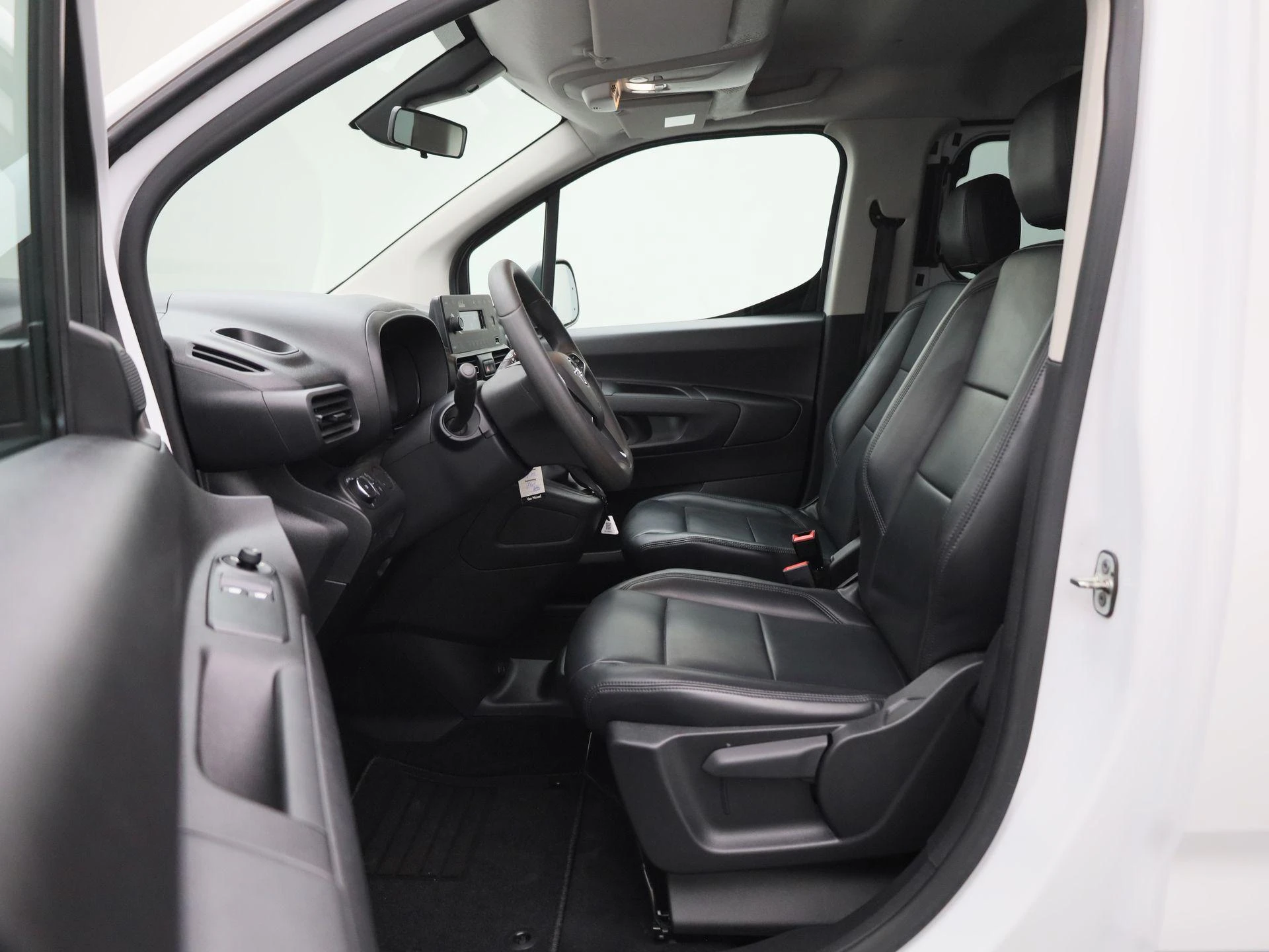 Opel-Combo Life-image-17