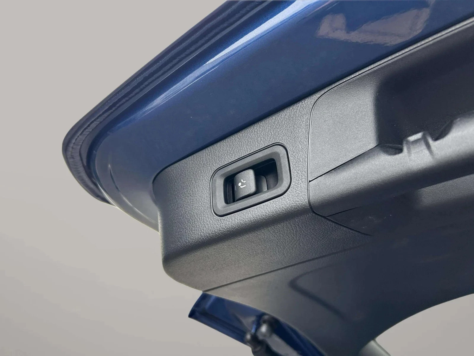 Mercedes-Benz-EQB-image-22