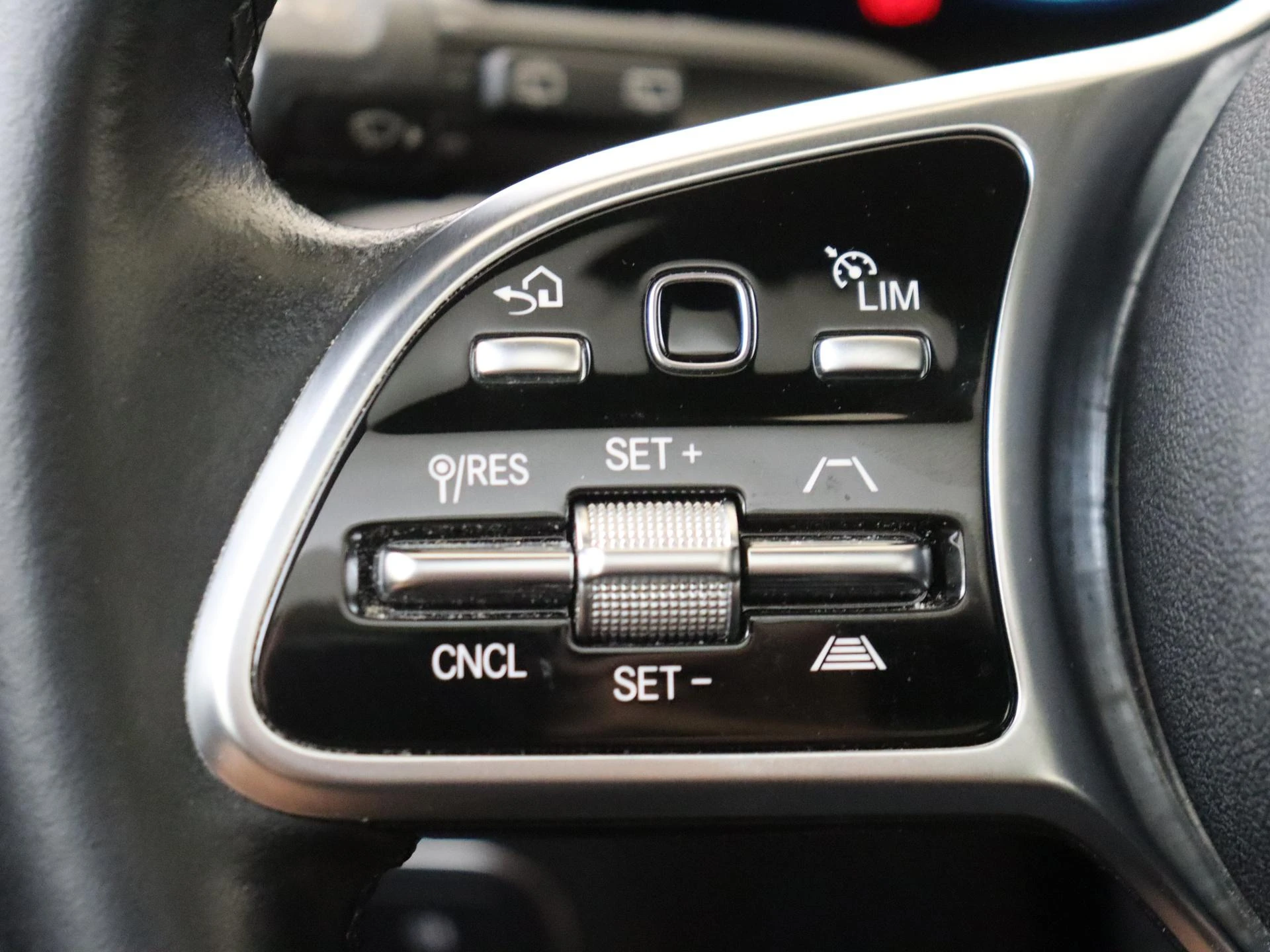 Mercedes-Benz-EQA-image-12