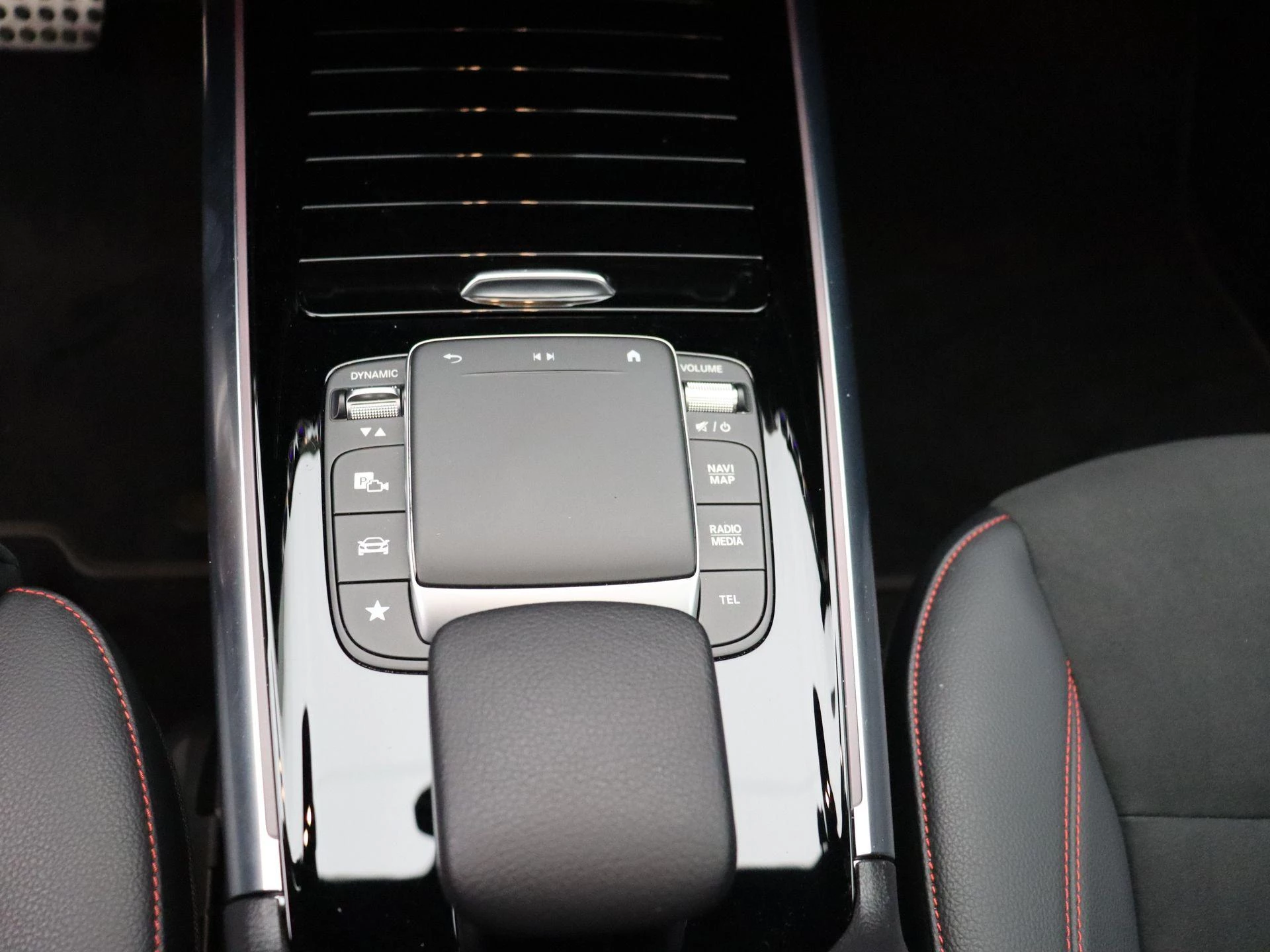 Mercedes-Benz EQA 250 AMG Line + PANORAMISCH DAK + CARPLAY + SURROUND VIEW CAMERA