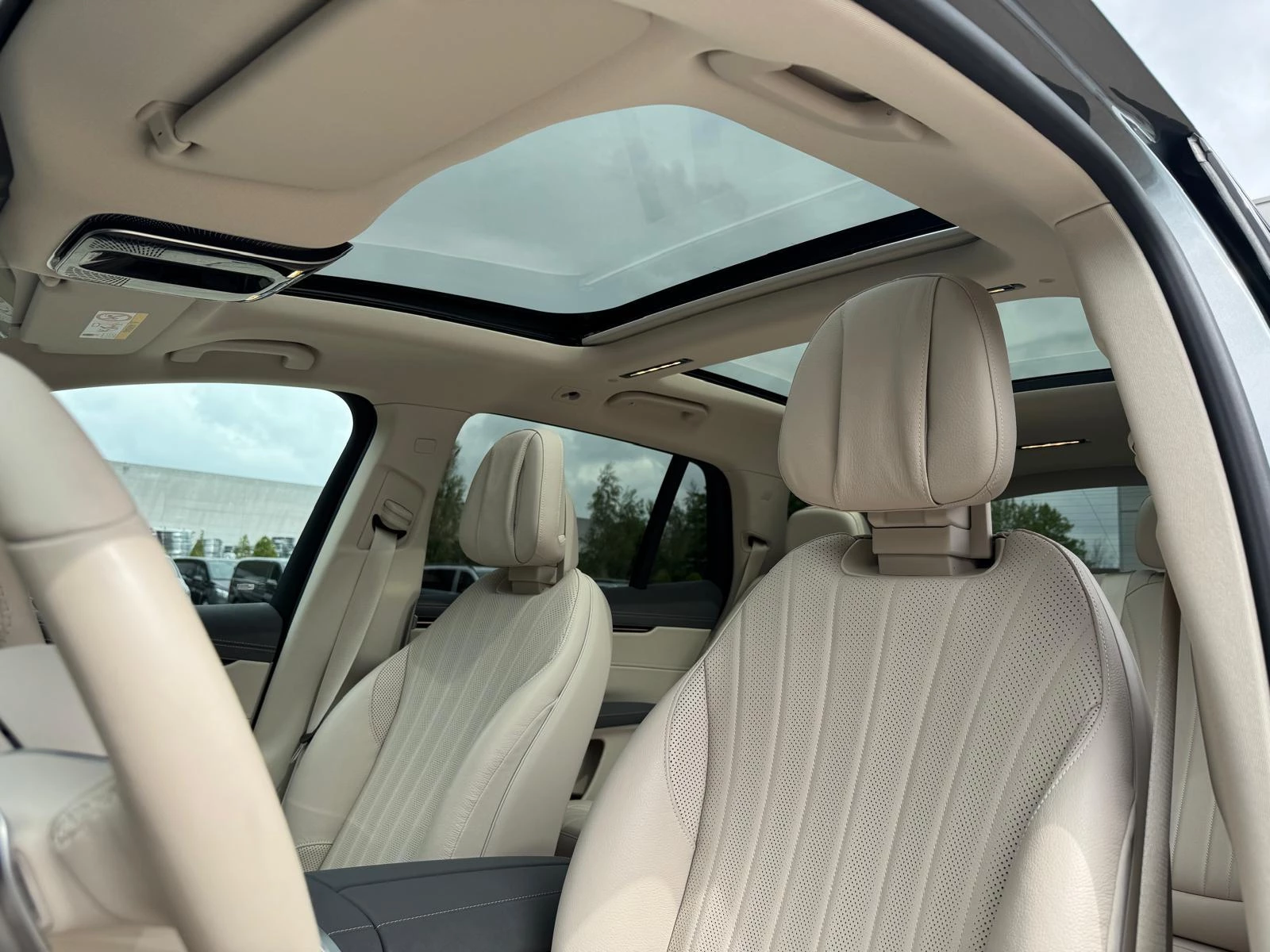 Mercedes-Benz-EQS-image-13