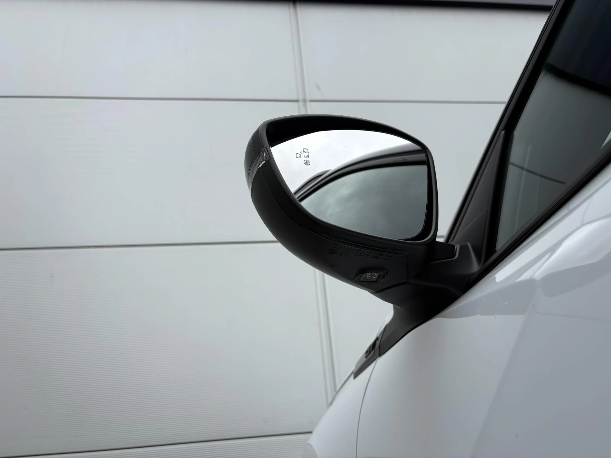 Peugeot 2008 1.2 Hybrid 145 GT