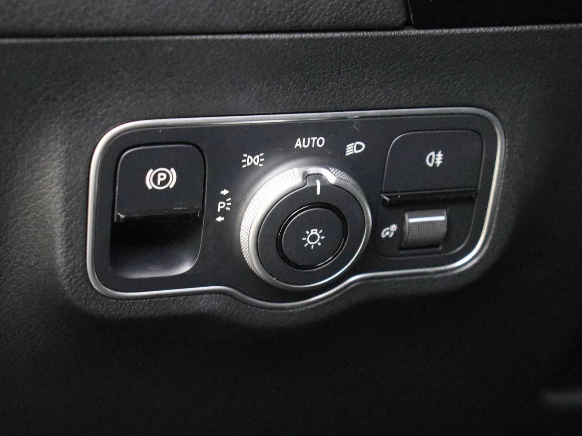 Mercedes-Benz-GLA-image-27