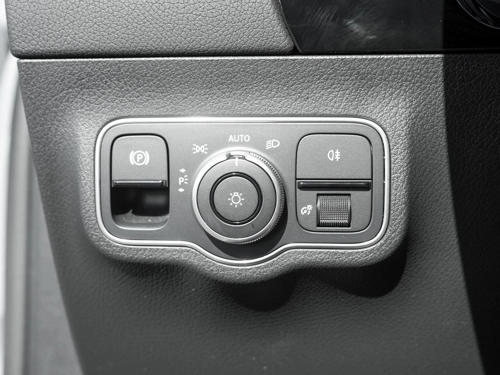 Mercedes-Benz-GLA-image-16
