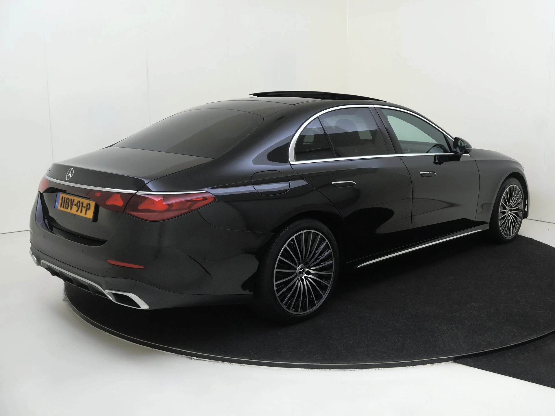Mercedes-Benz-E-Klasse-image-3