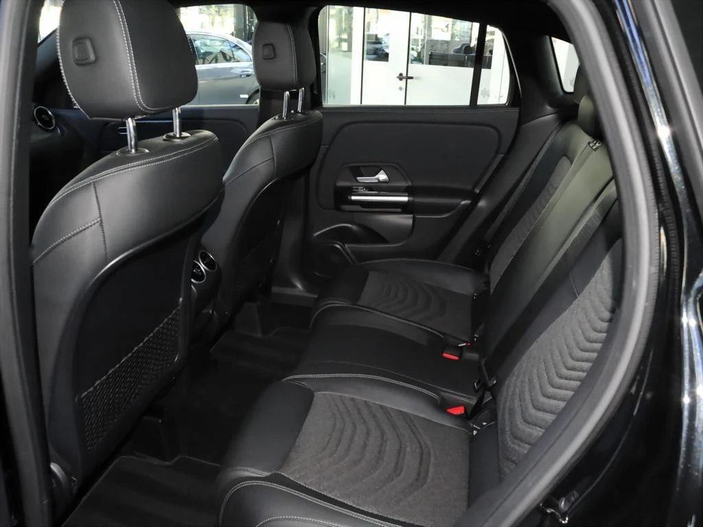 Mercedes-Benz-GLA 200 d-image-11