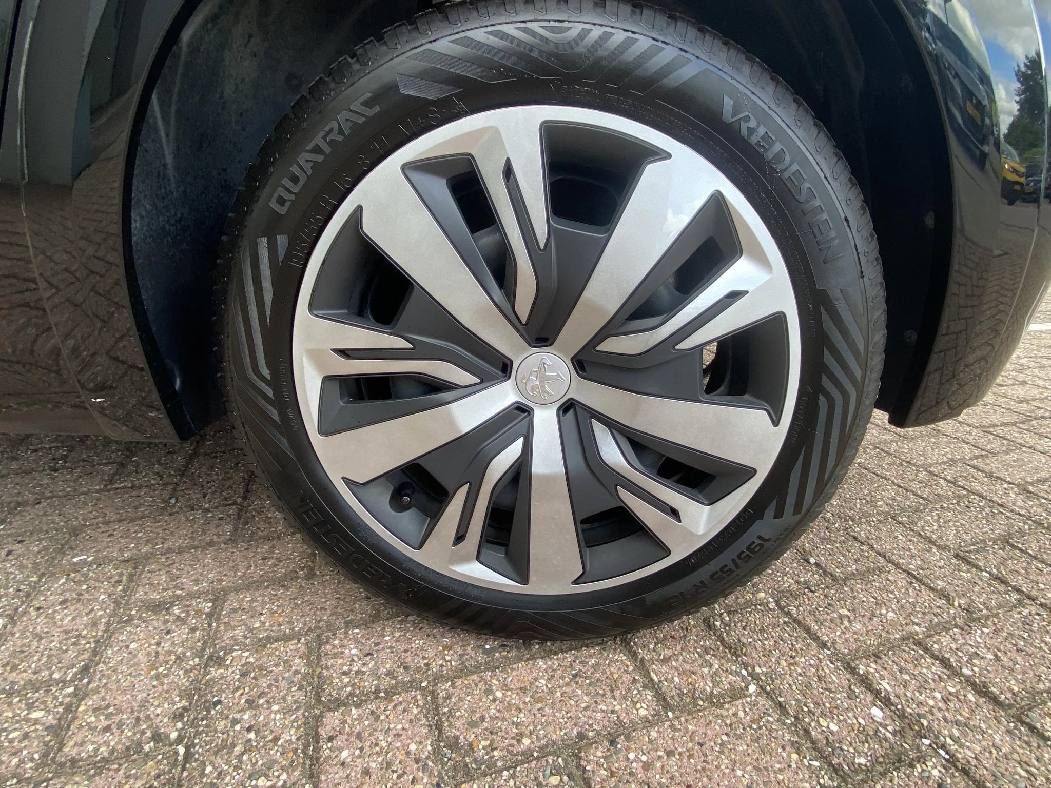 Peugeot-e-208-image-26