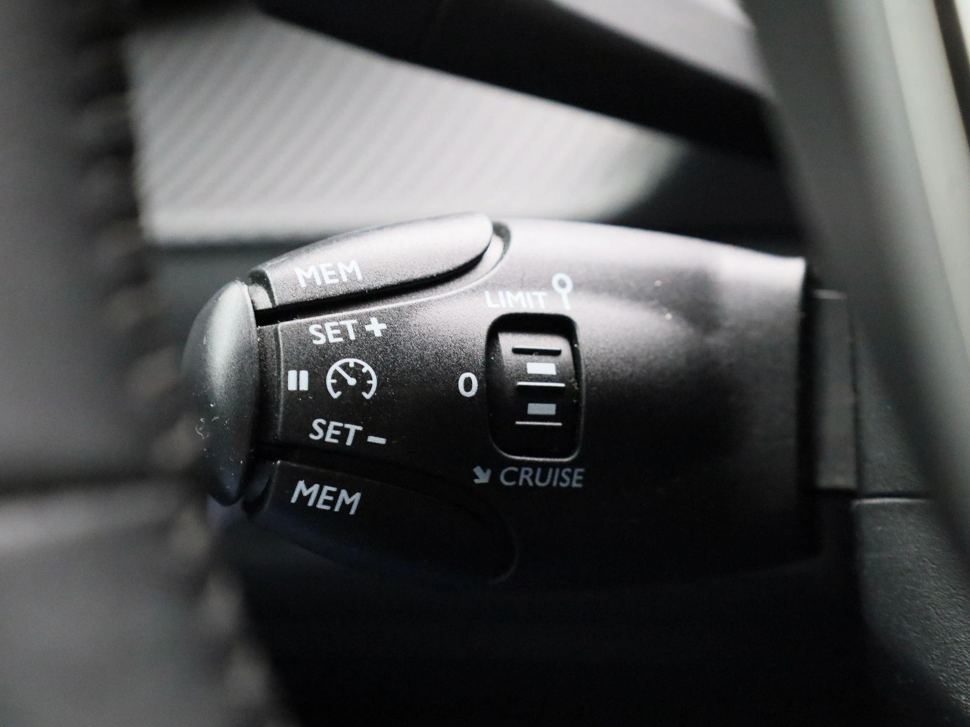Peugeot-e-208-image-25