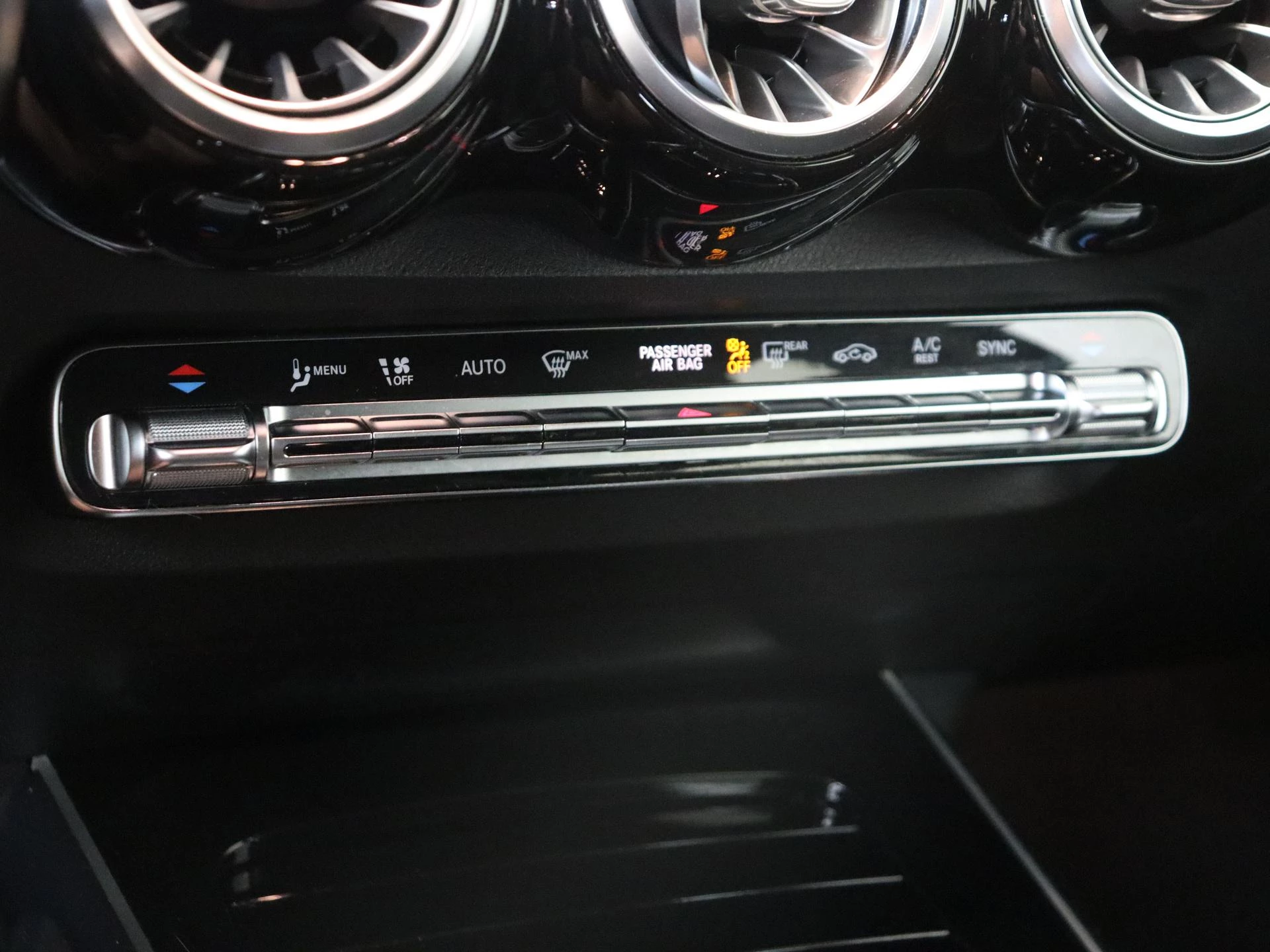 Mercedes-Benz-GLB-image-19