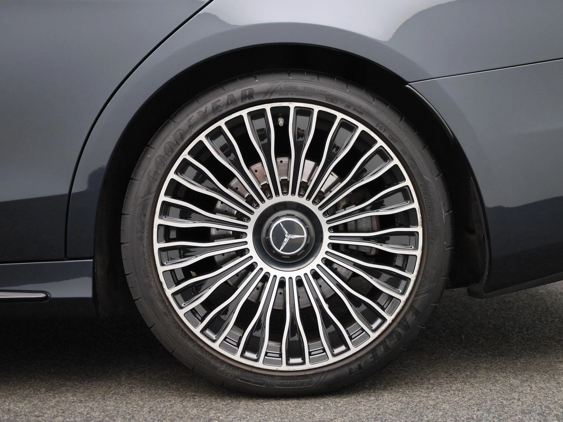 Mercedes-Benz-S-Klasse-image-12