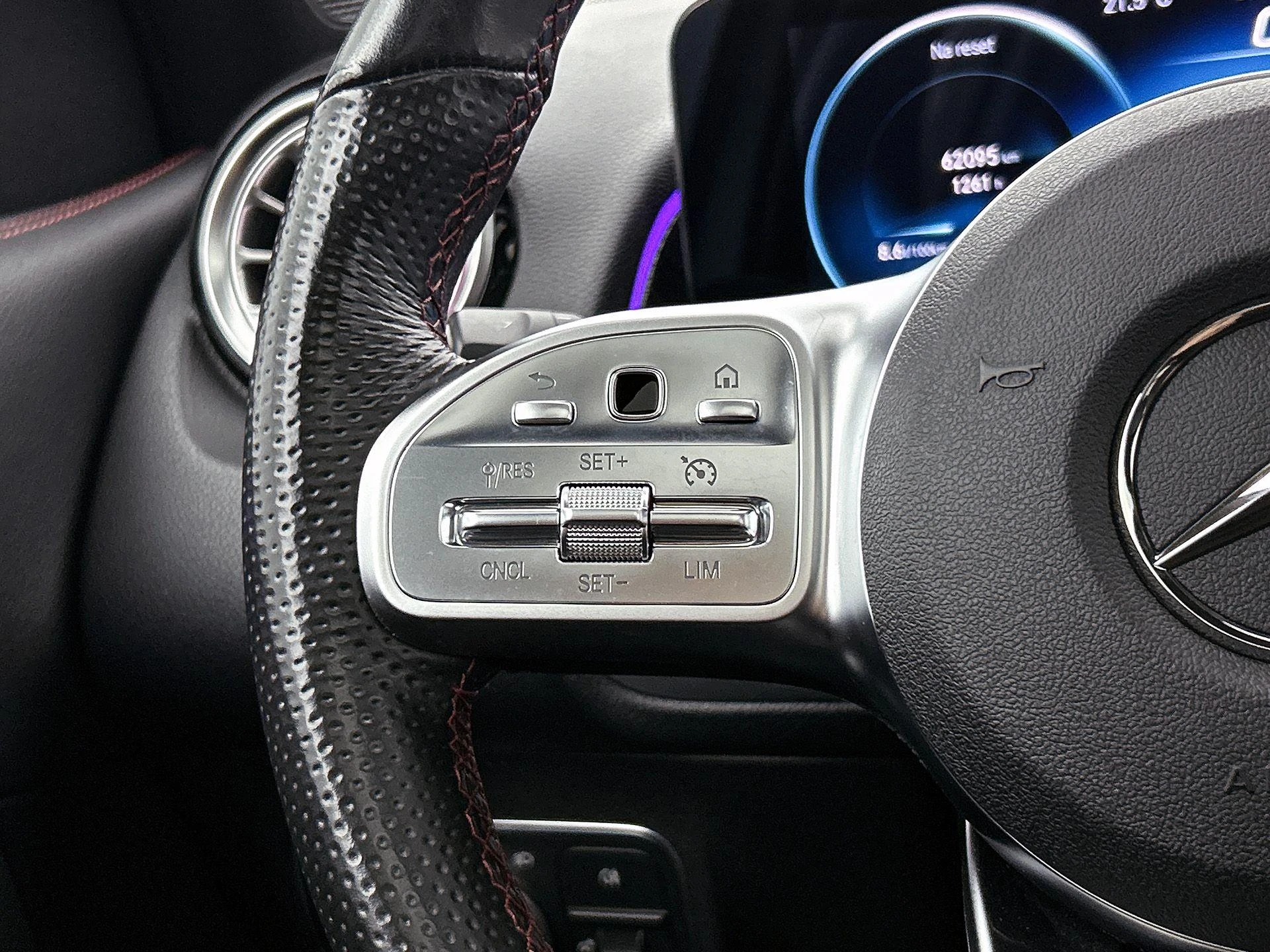 Mercedes-Benz-GLB-image-5