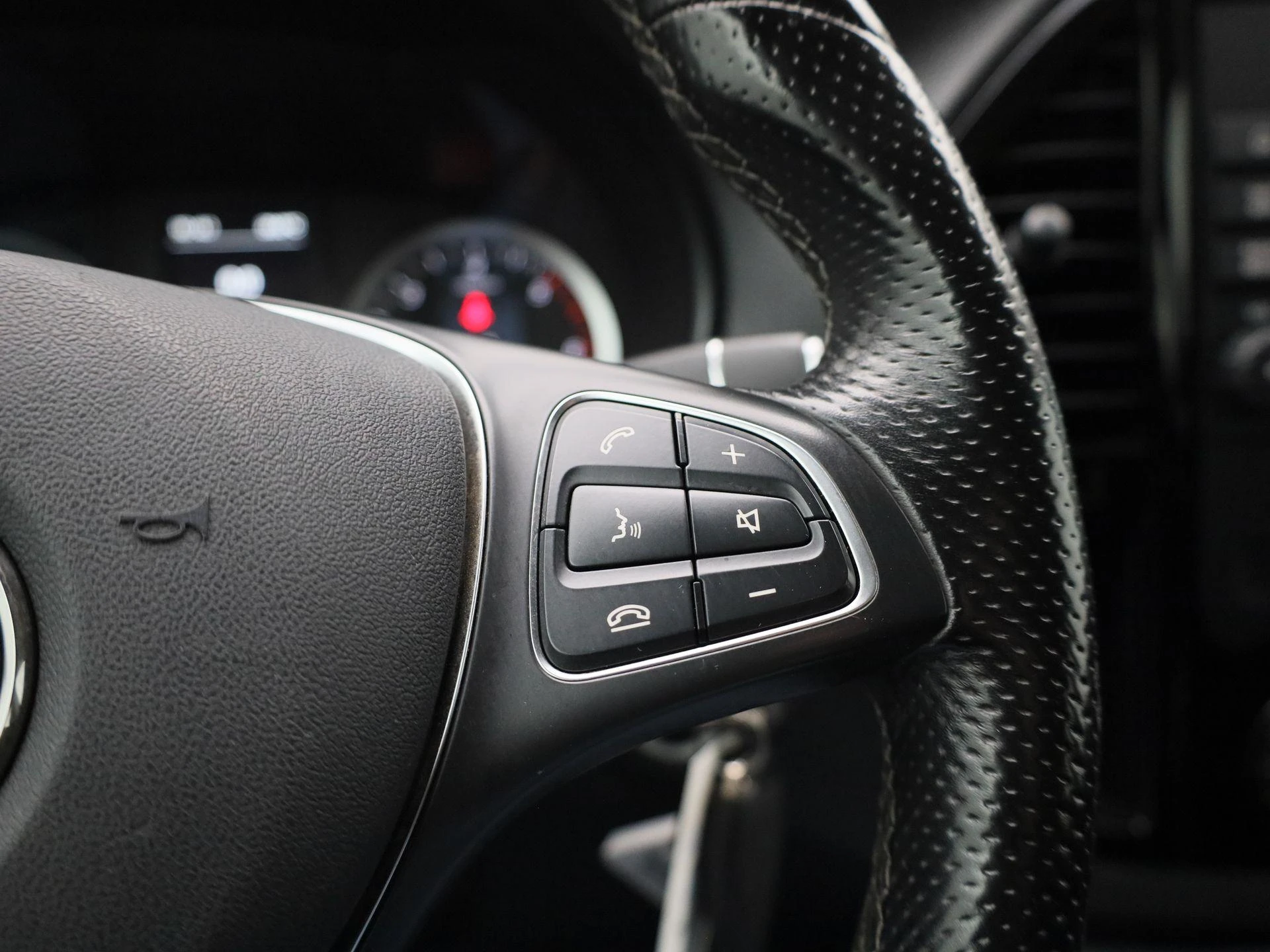 Mercedes-Benz-Vito-image-13