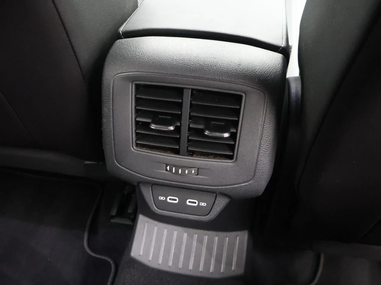 Volkswagen-T-Roc-image-24