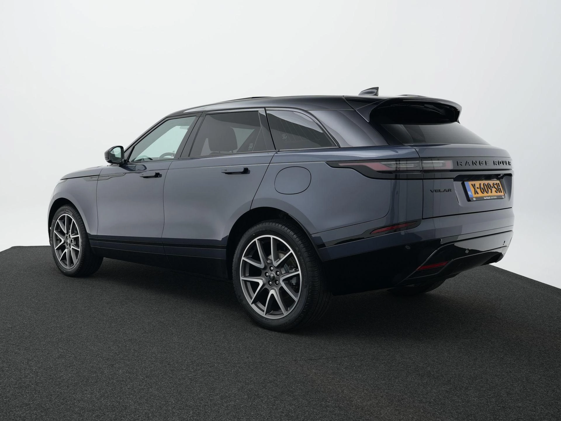 Land Rover-Range Rover Velar-image-2