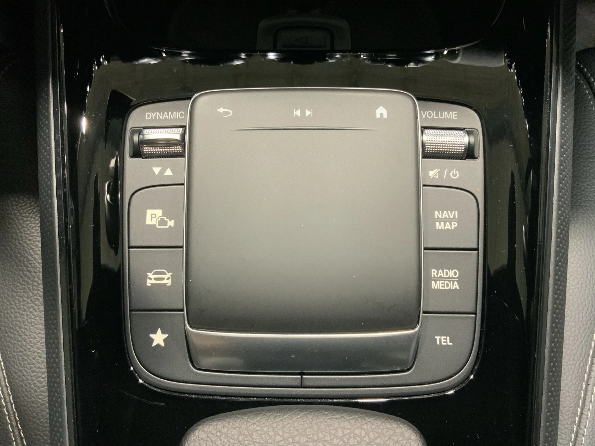 Mercedes-Benz-GLA-image-17