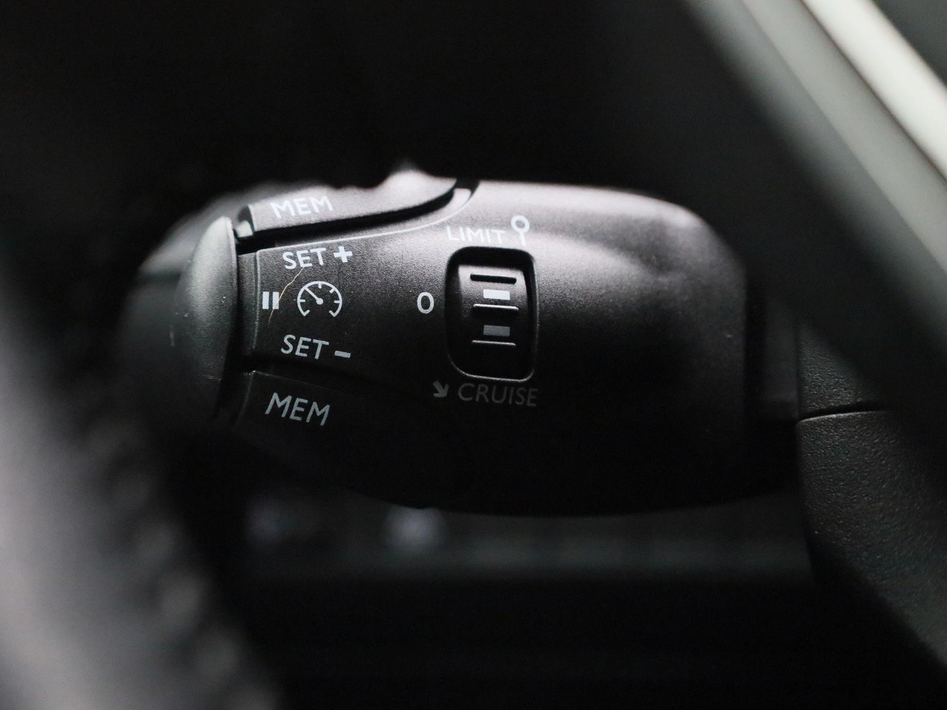 Peugeot-e-208-image-18