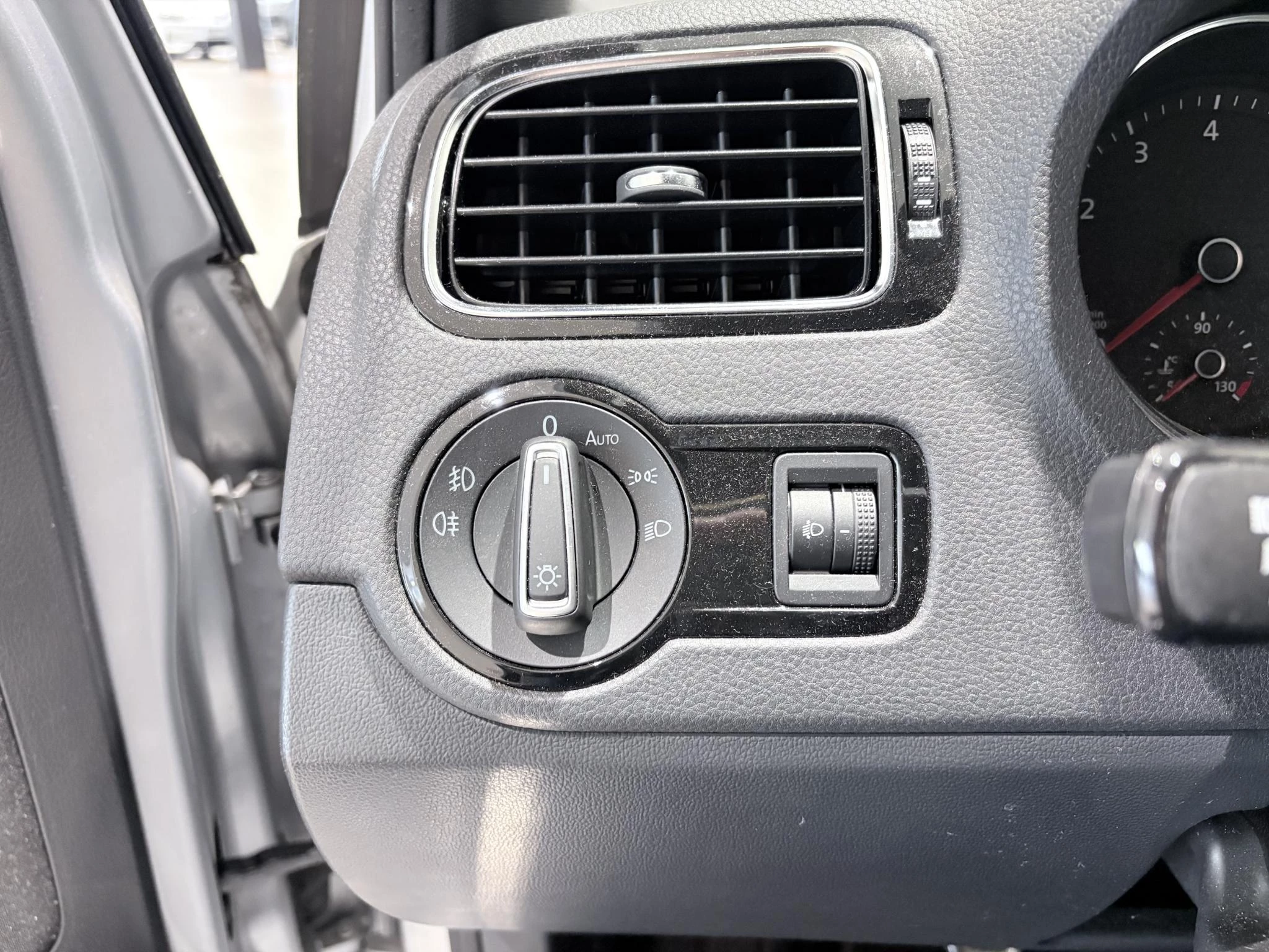 Volkswagen-Polo-image-12