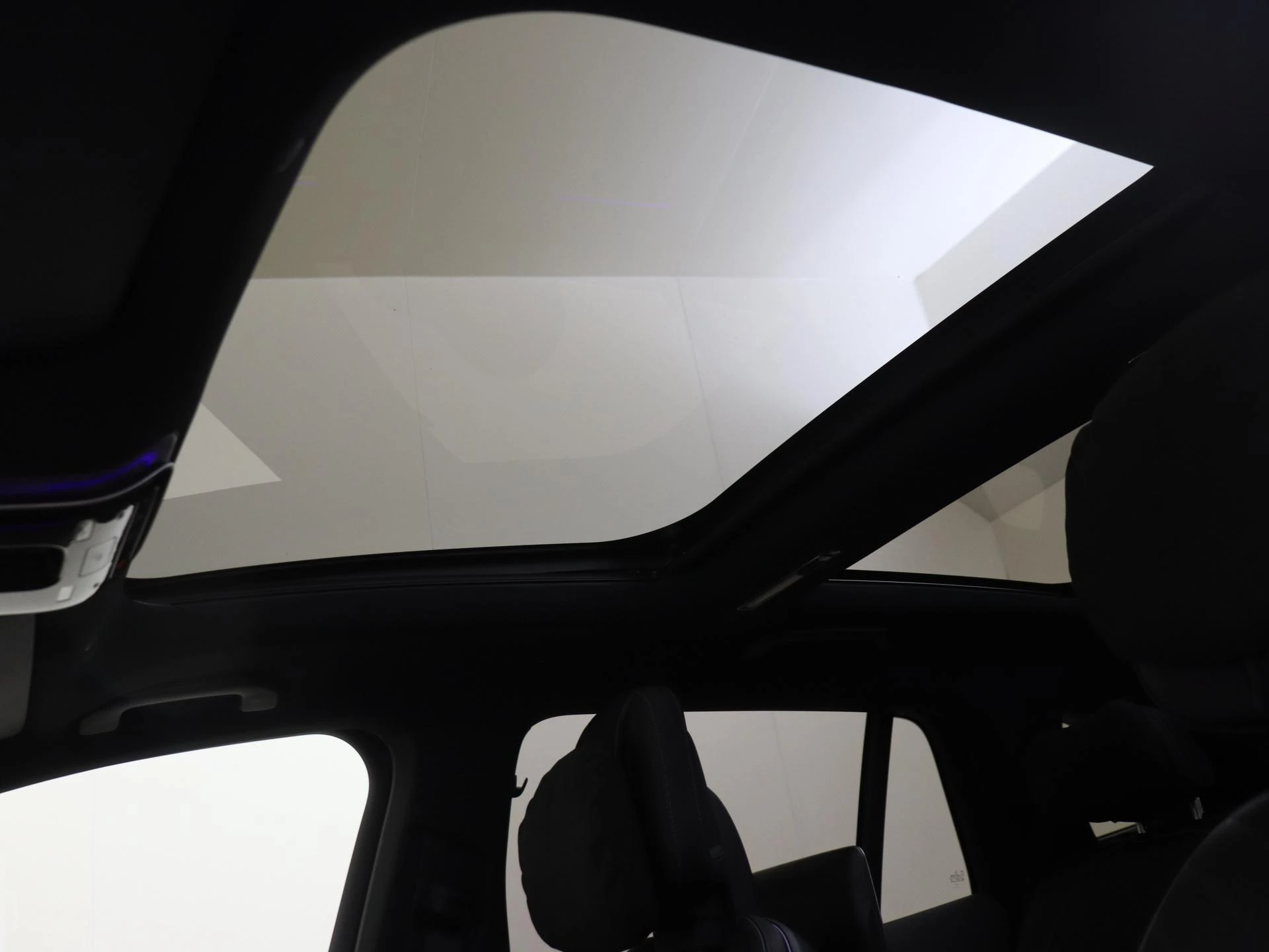 Mercedes-Benz-EQS-image-27