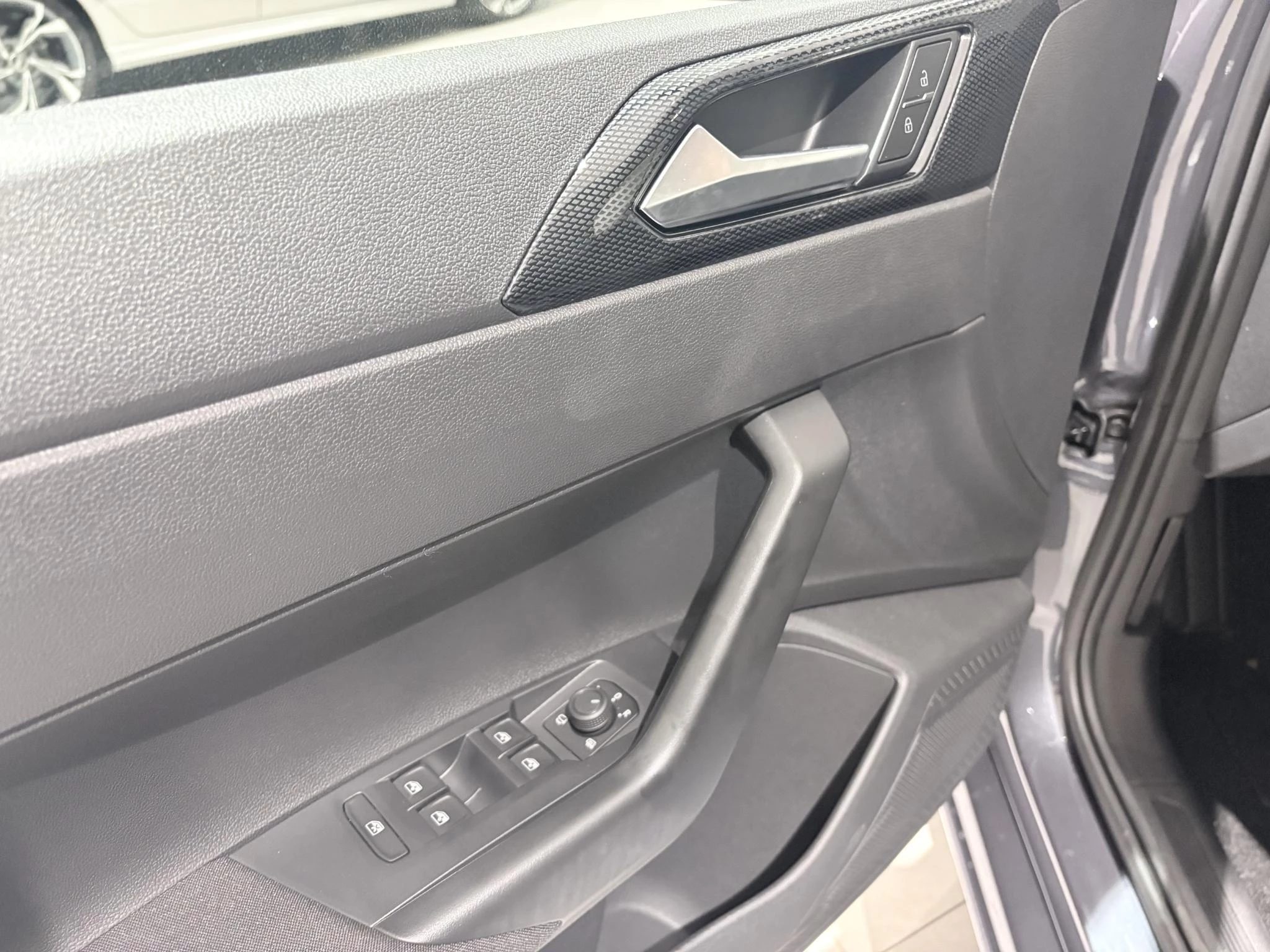 Volkswagen-Polo-image-8