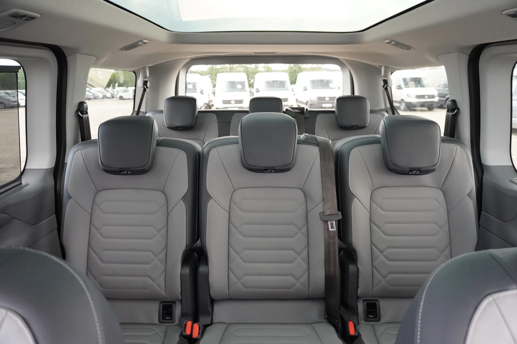 Volkswagen-Transporter-image-12