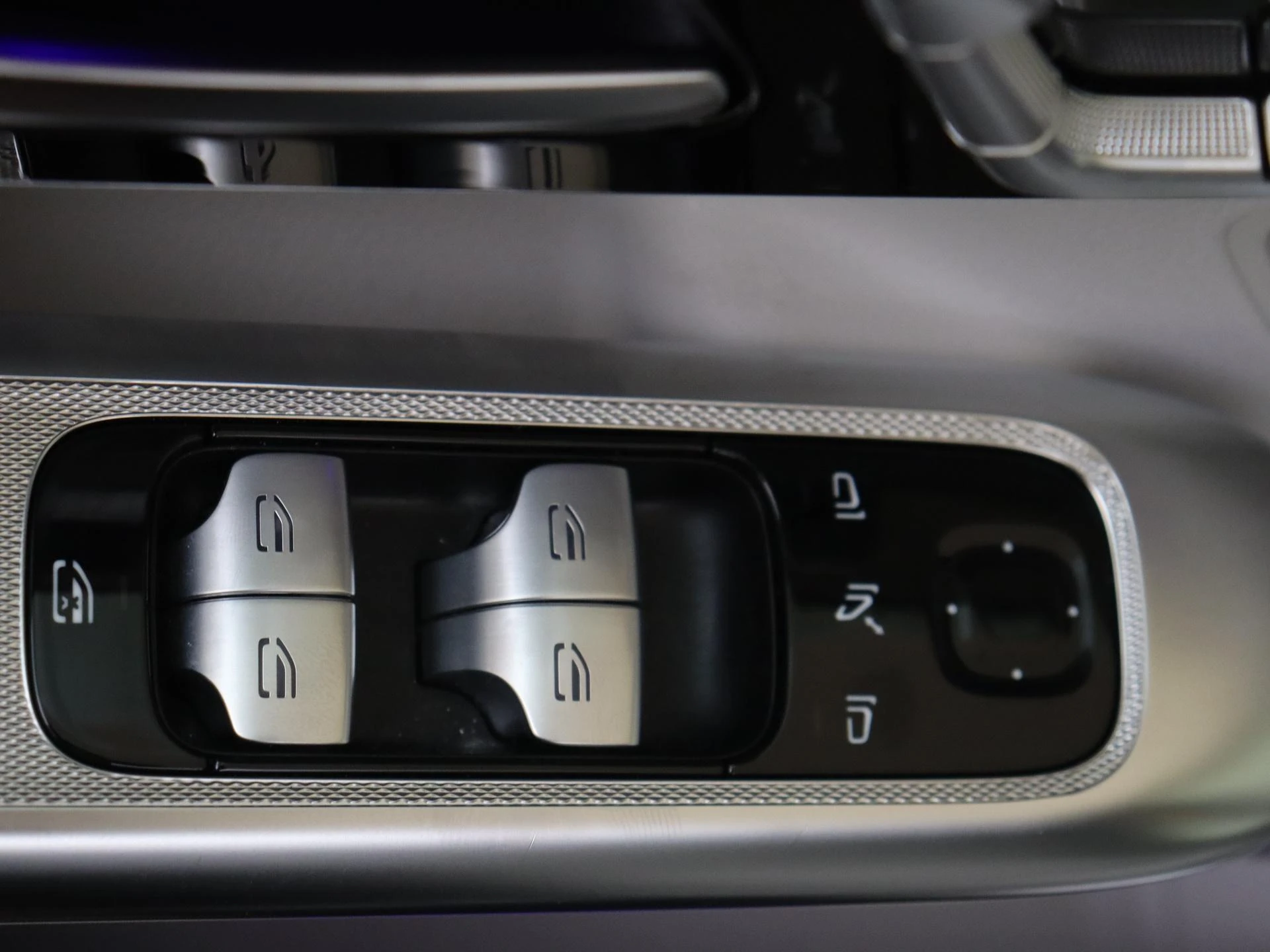 Mercedes-Benz-EQE-image-24