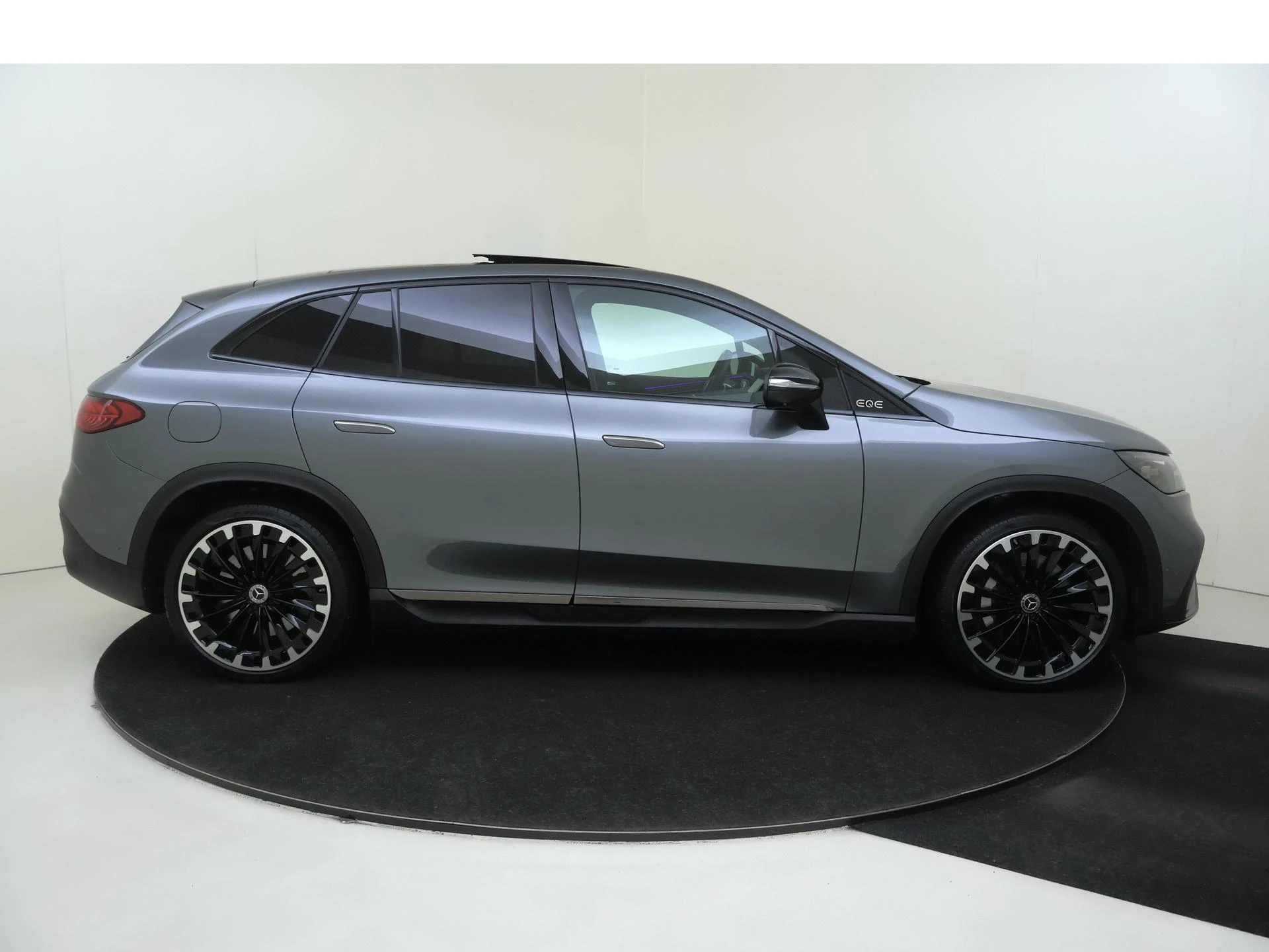 Mercedes-Benz-EQE-image-8