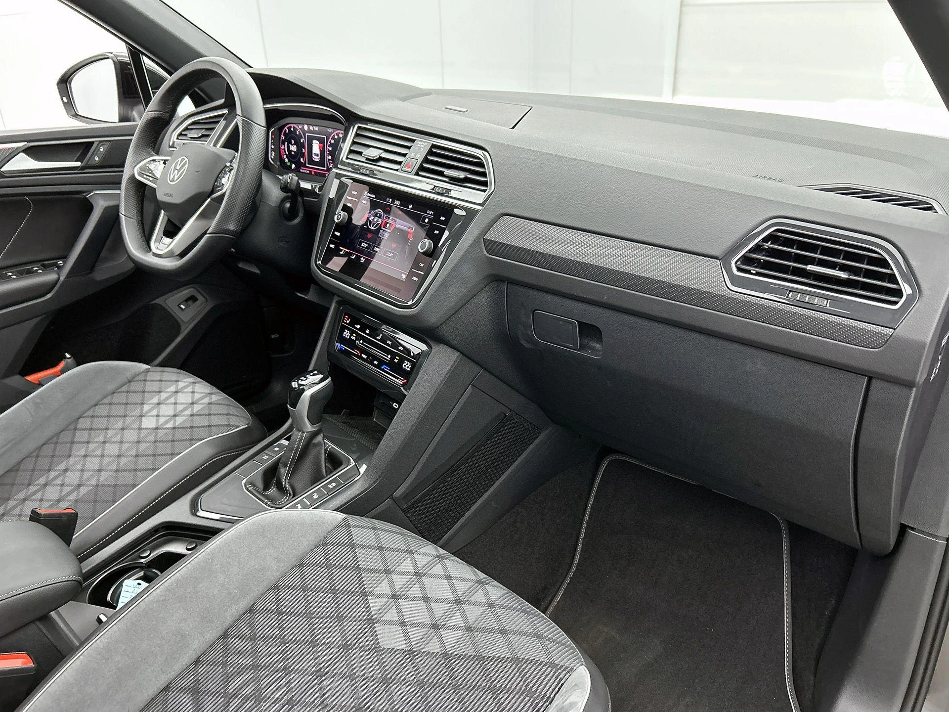 Volkswagen-Tiguan-image-28