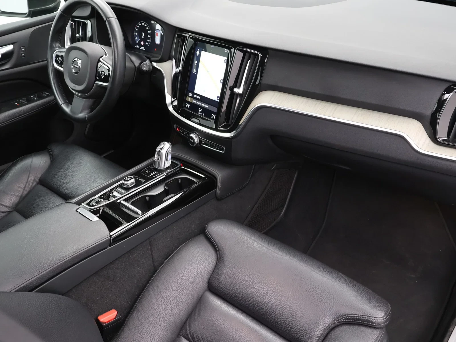 Volvo V60 Volvo V60 2.0 T8 PHEV AWD *AUTOMAAT*PANODAK*VIRTUAL COCKPIT*LEDER*SPORTZETELS*CRUISE*NAVI*APP-CONNEC