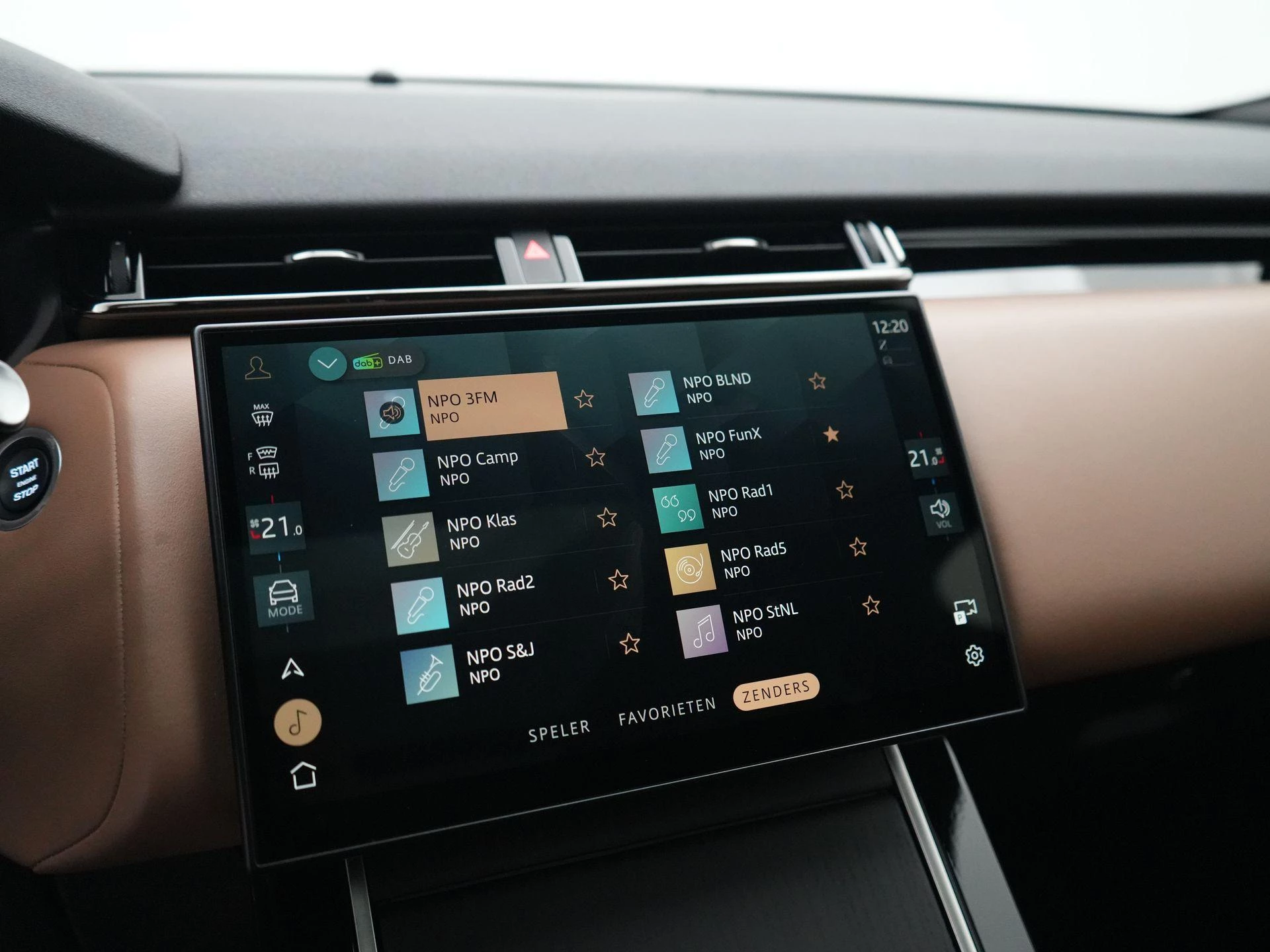 Land Rover-Range Rover Velar-image-23