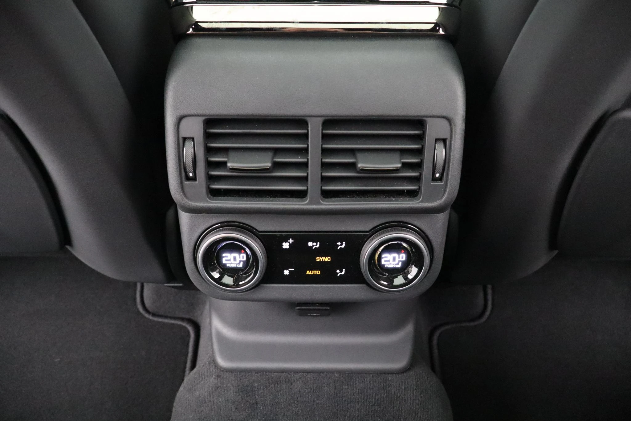Land Rover-Range Rover Velar-image-40