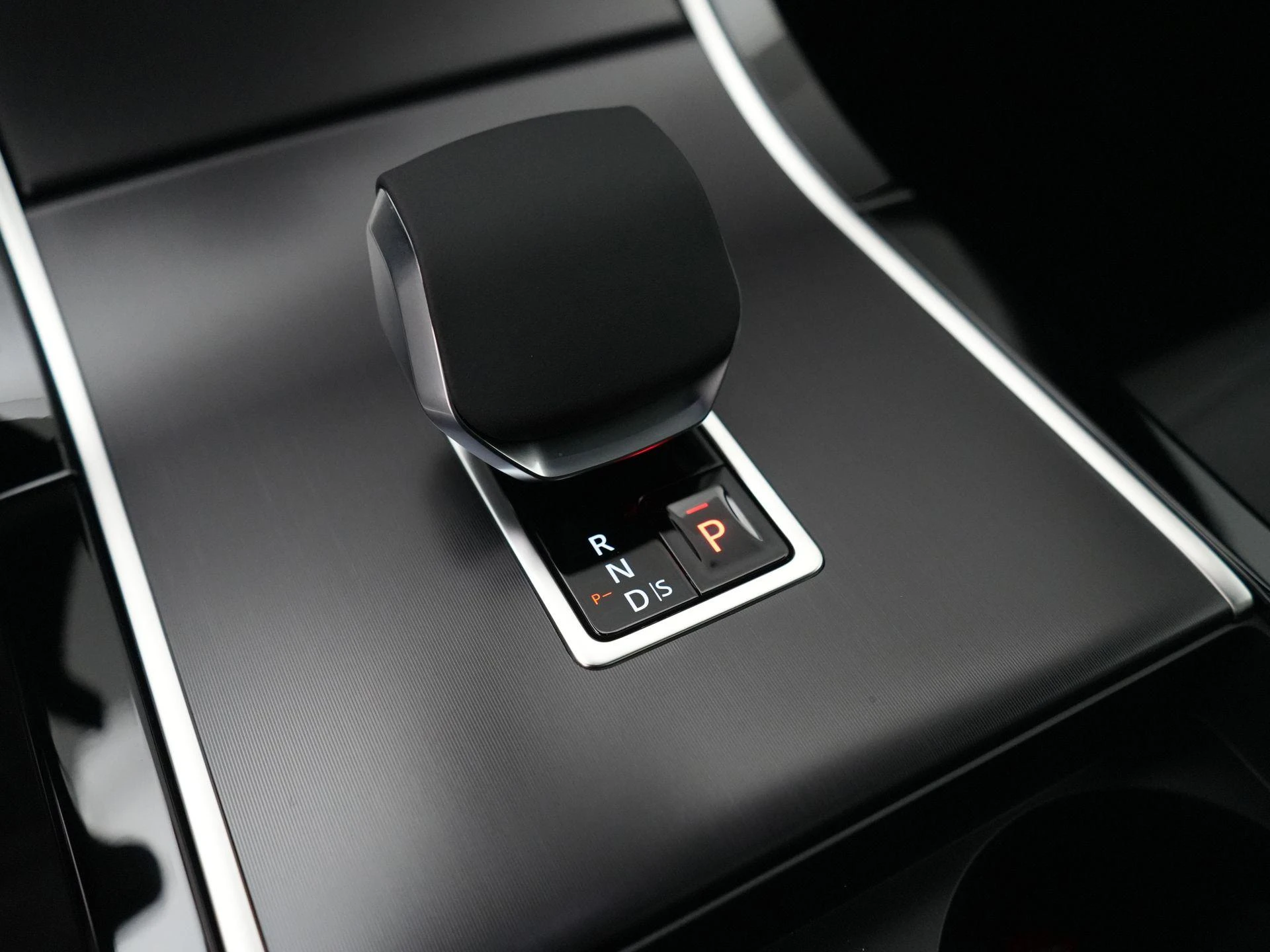 Land Rover-Range Rover Evoque-image-18